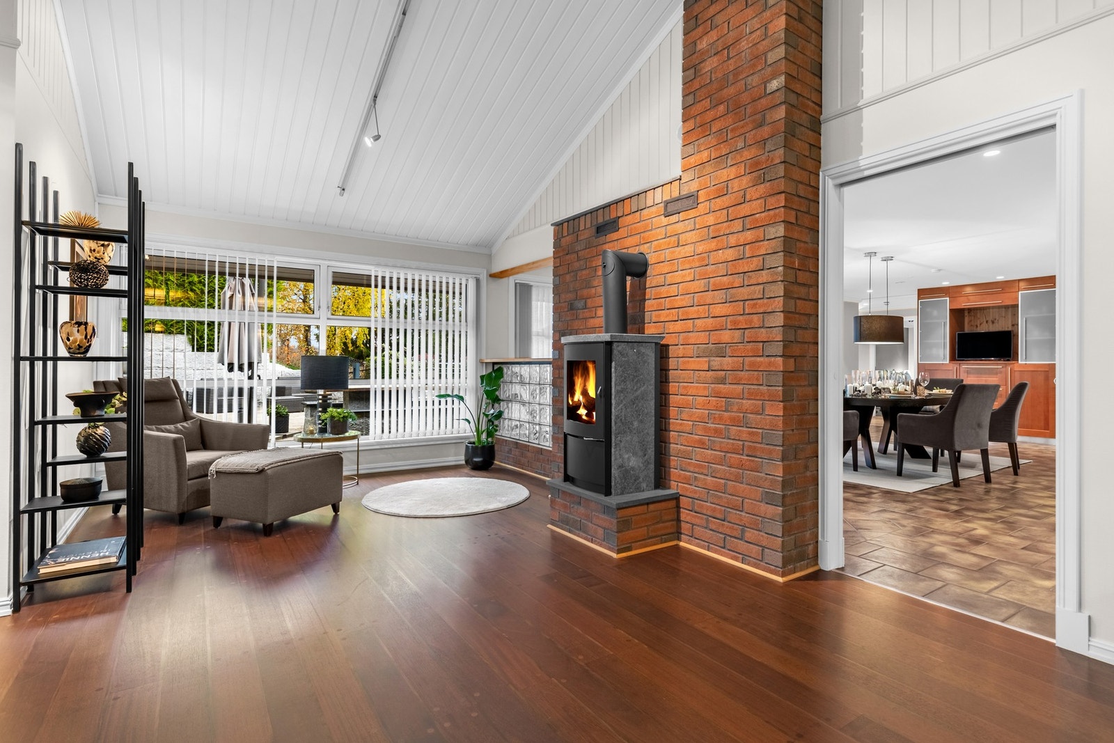 Stuen har flere soner for møblering og har peis for kalde høst og vinterkvelder Galleribilde