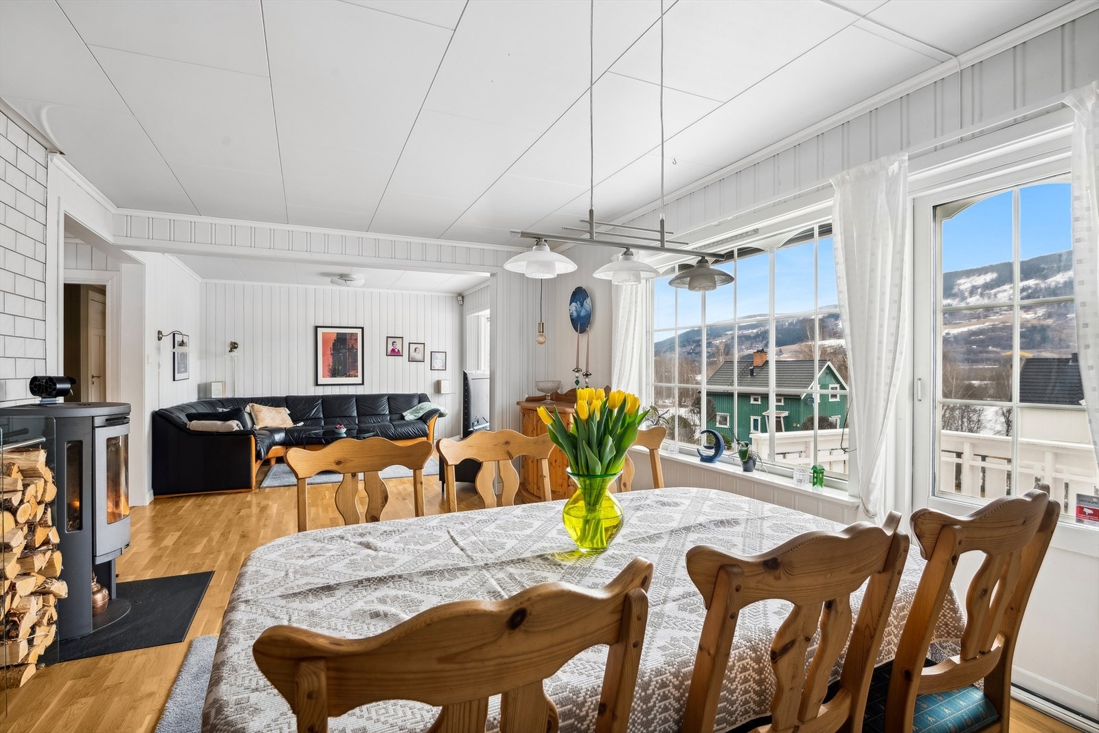 Fra stue/spisestuen er det utgang til terrasse og videre ut til hagen. Galleribilde