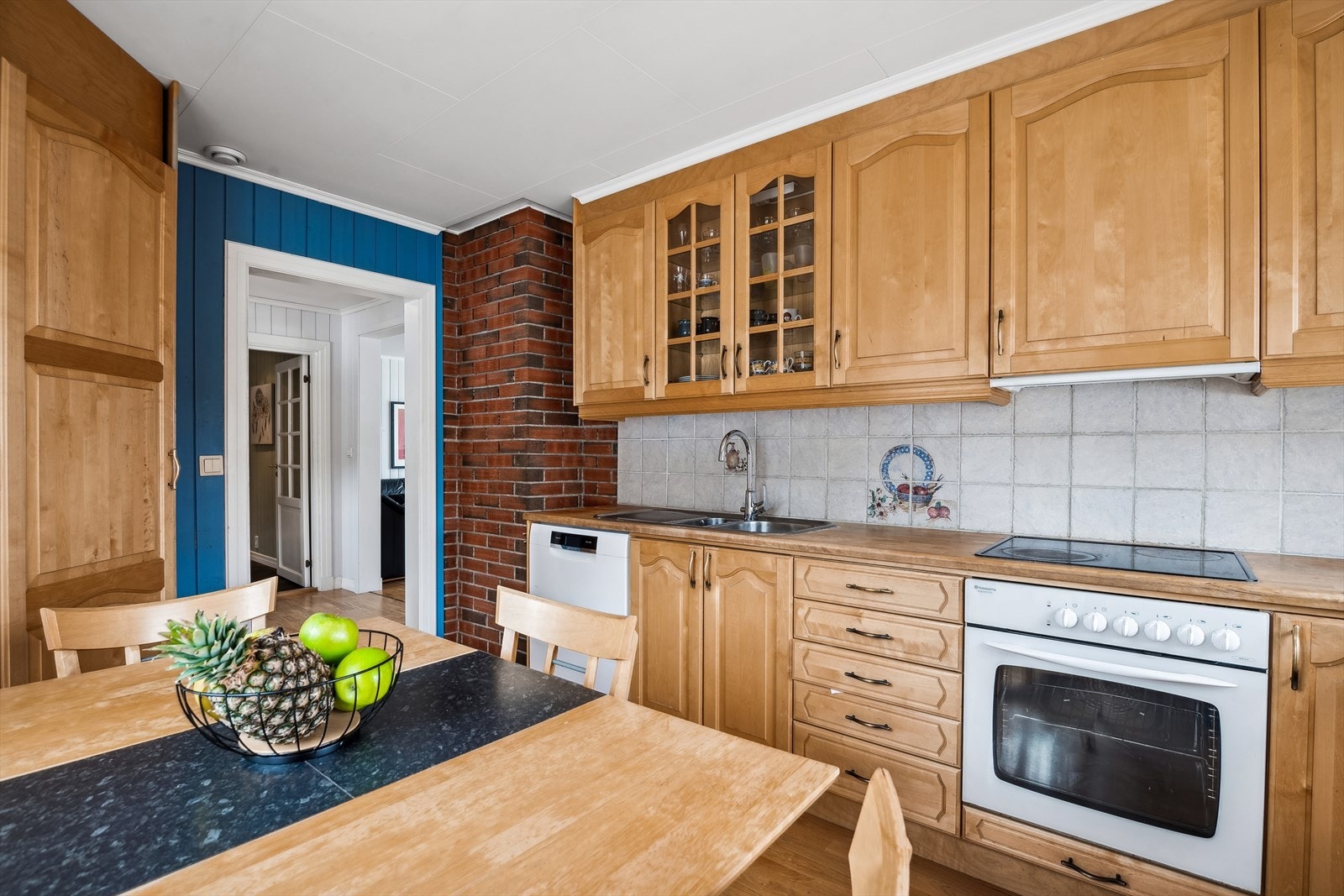 Kjøkkeninnredningen har rikelig med skap- og benkeplass. Galleribilde