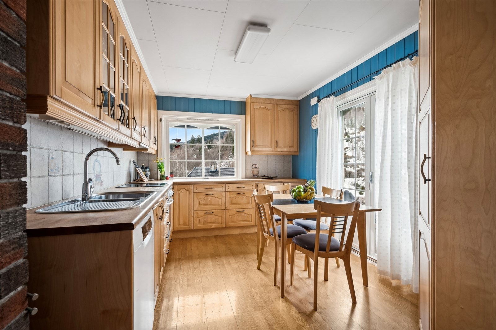 Kjøkken med spiseplass. Galleribilde