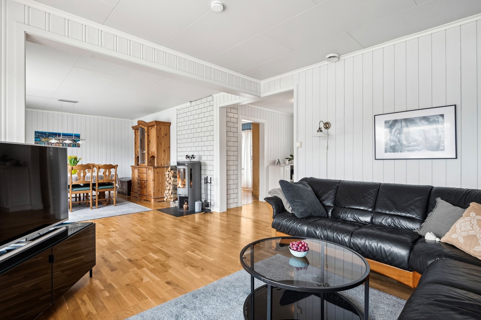 Lys og luftig stue og spisestue. Galleribilde