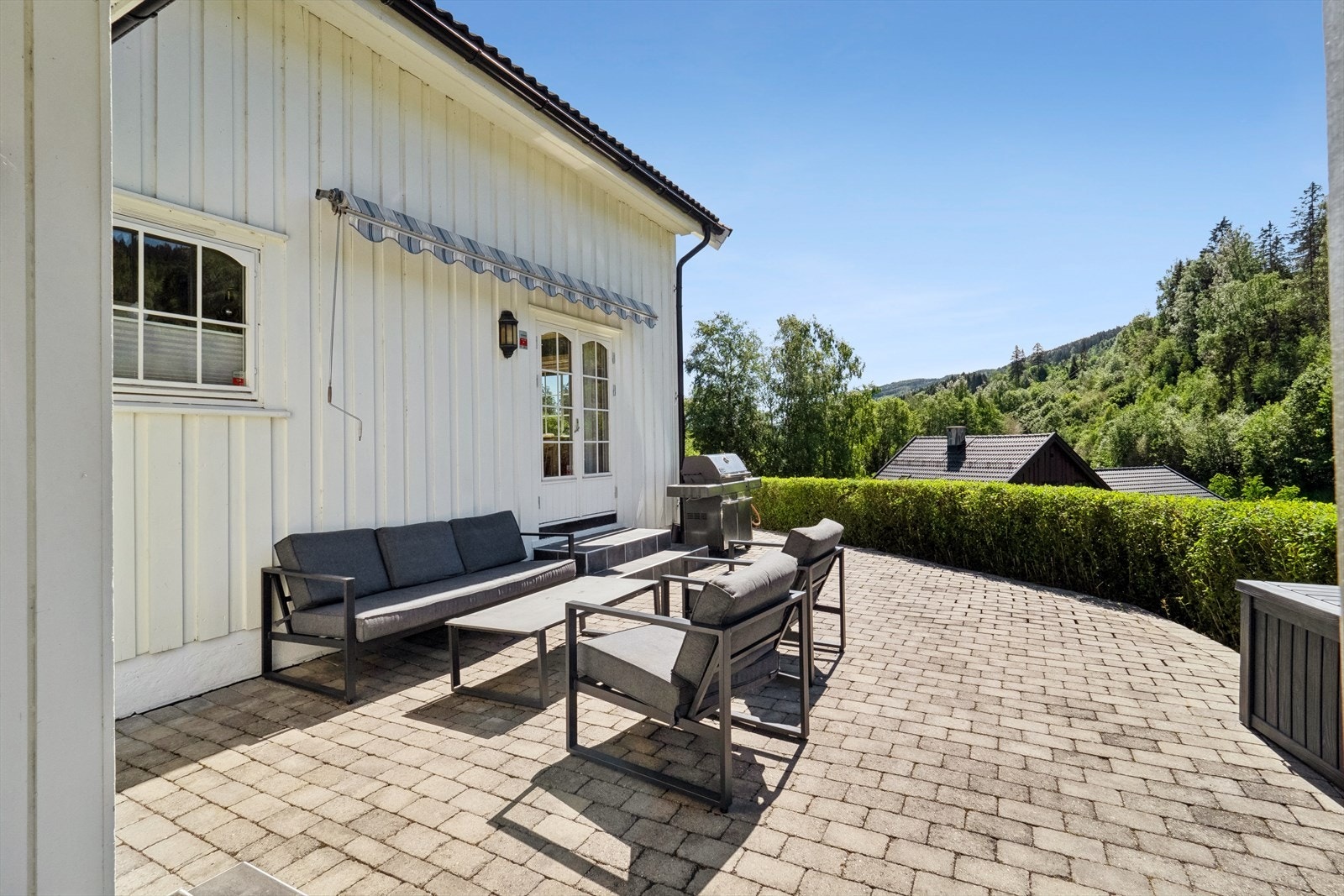 Tomten er pent opparbeidet med blant annet belegningsstein ved inngangspartiet. Galleribilde