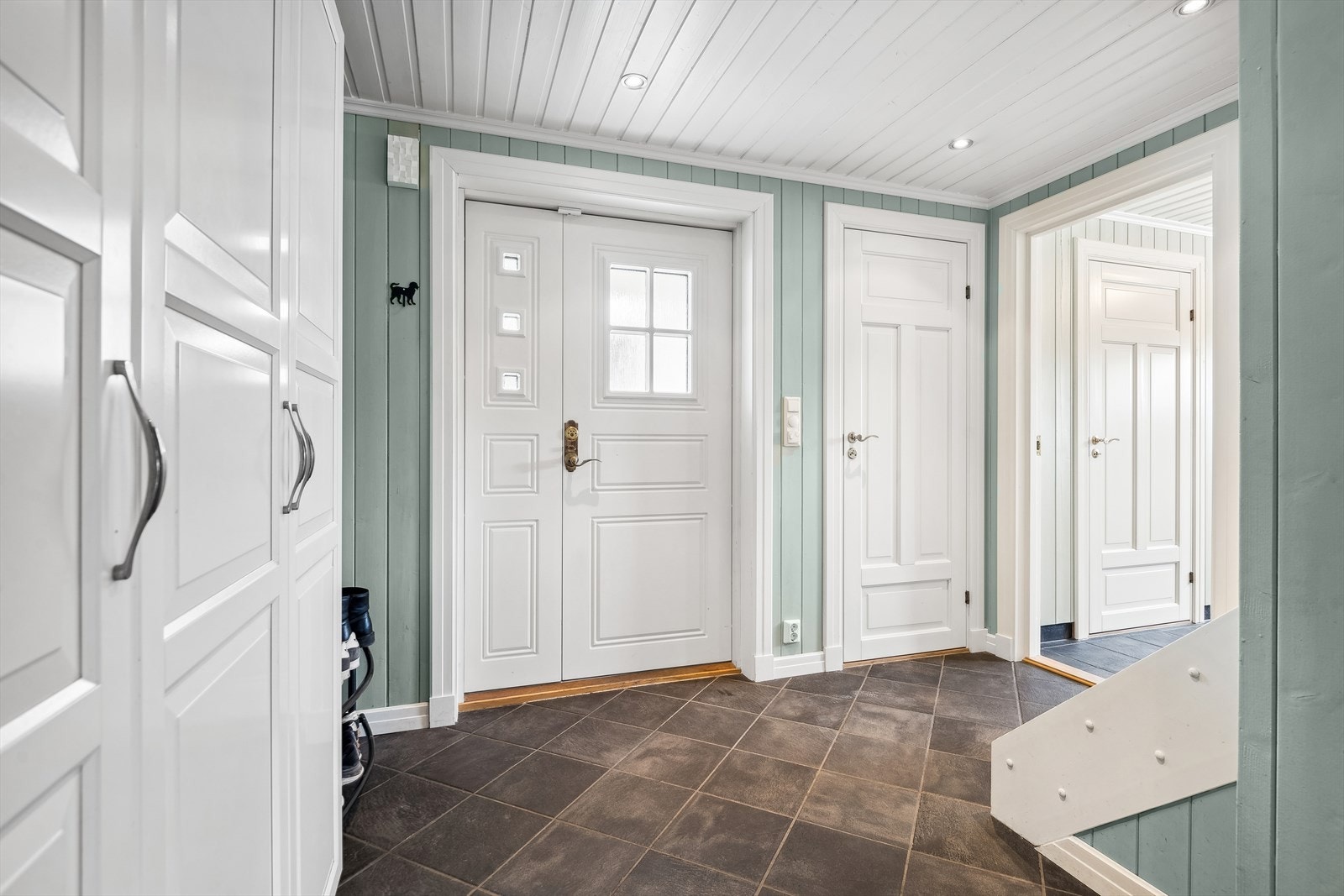 Det første som møter deg er en romslig hall med god plass for oppbevaring av yttertøy. Galleribilde