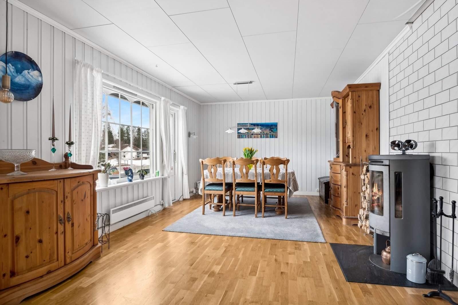 De store vindusflatene slipper inn rikelig med naturlig lys. Galleribilde