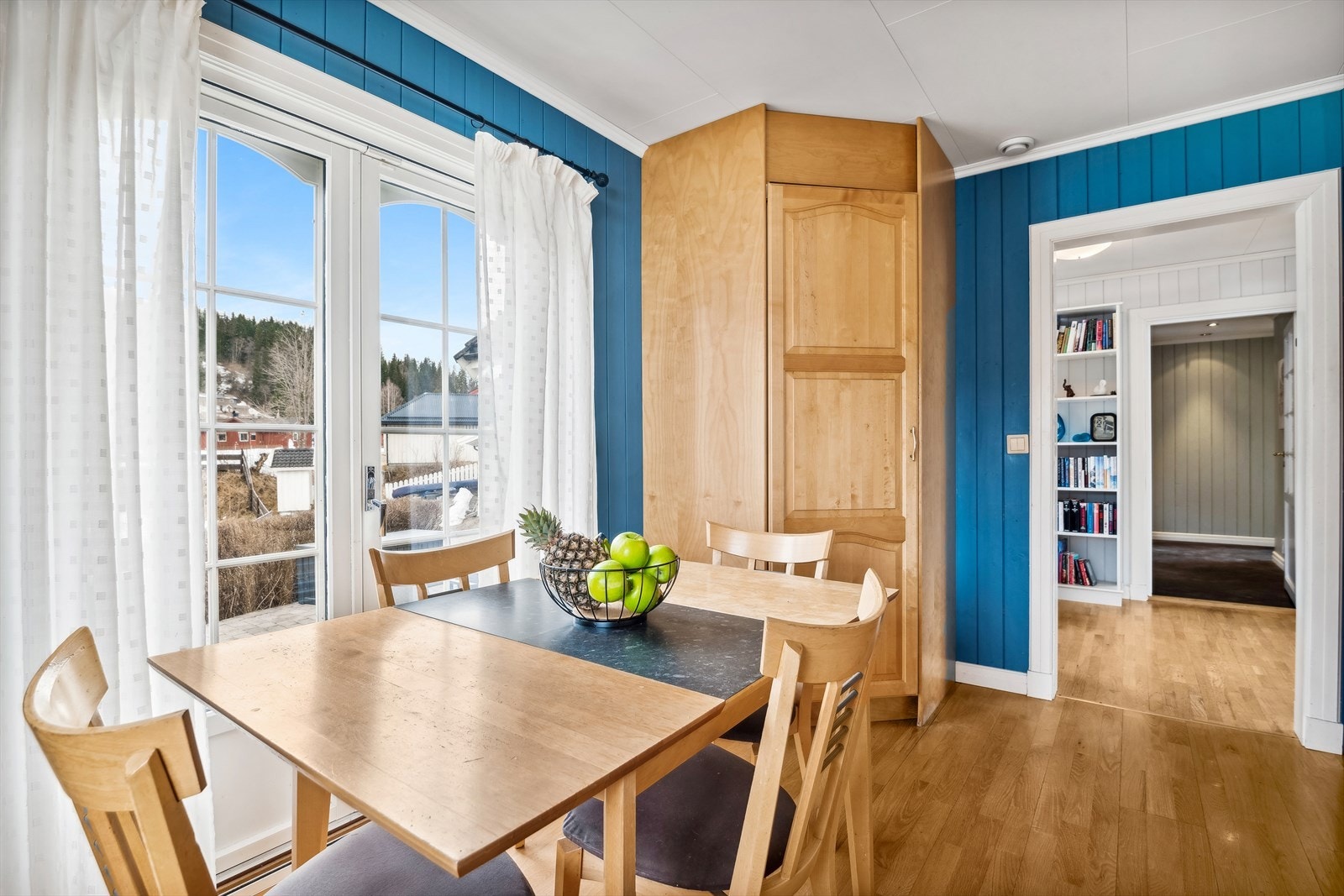 Fra kjøkkenet er det utgang til terrasse. Galleribilde