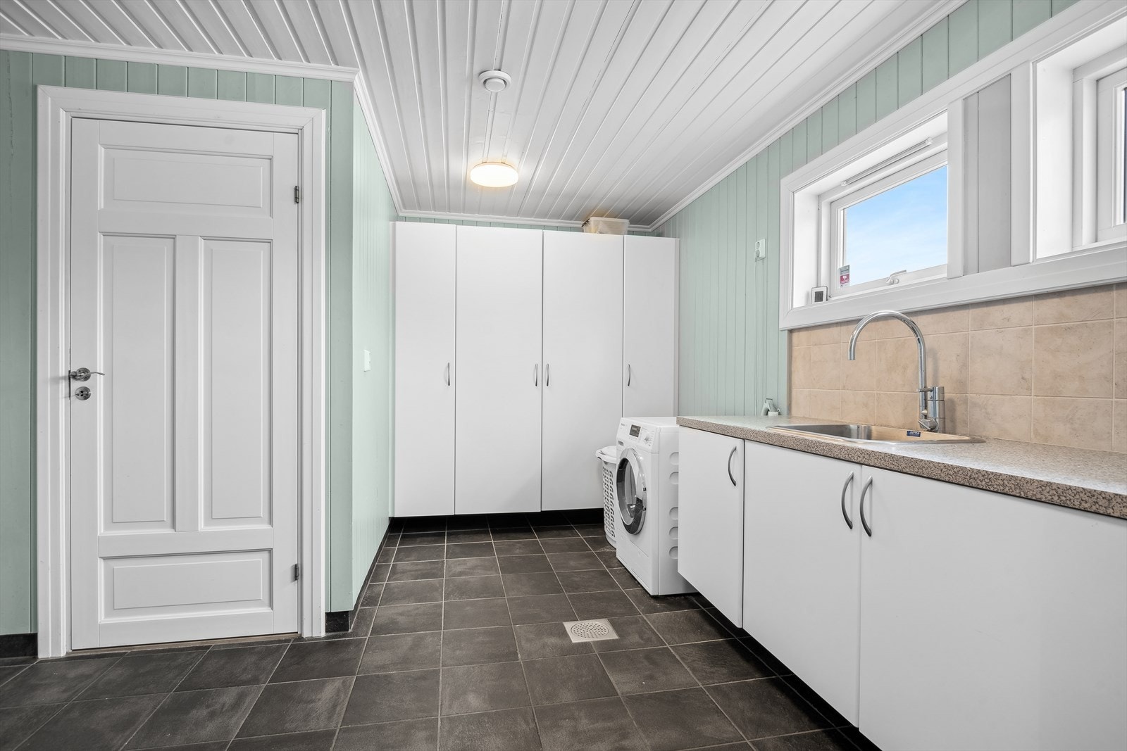 Romslig vaskerom med benkeinnredning. Galleribilde