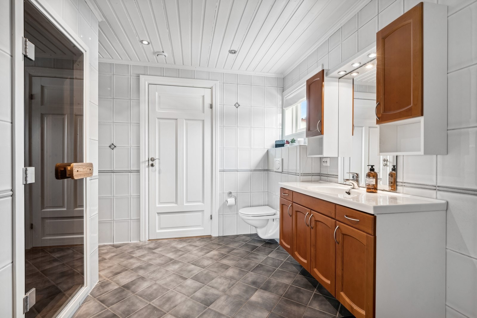 Helfliset baderom i 1. etasje. Galleribilde