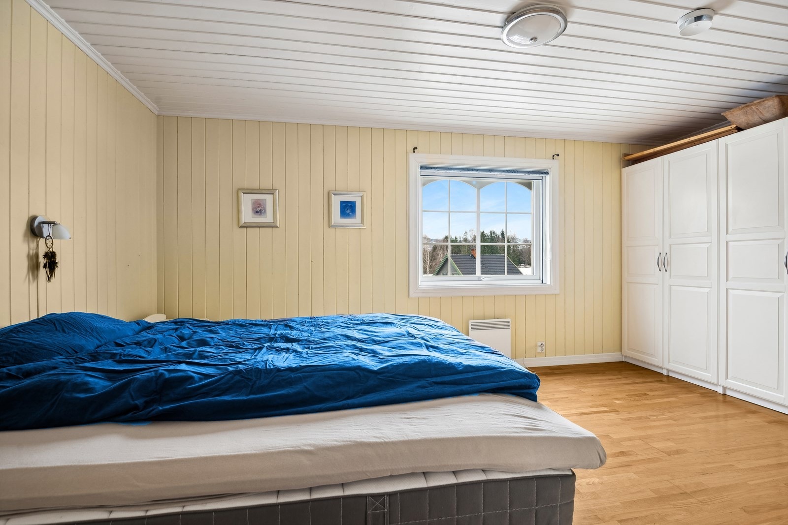 Romslig soverom med garderobeskap. Galleribilde