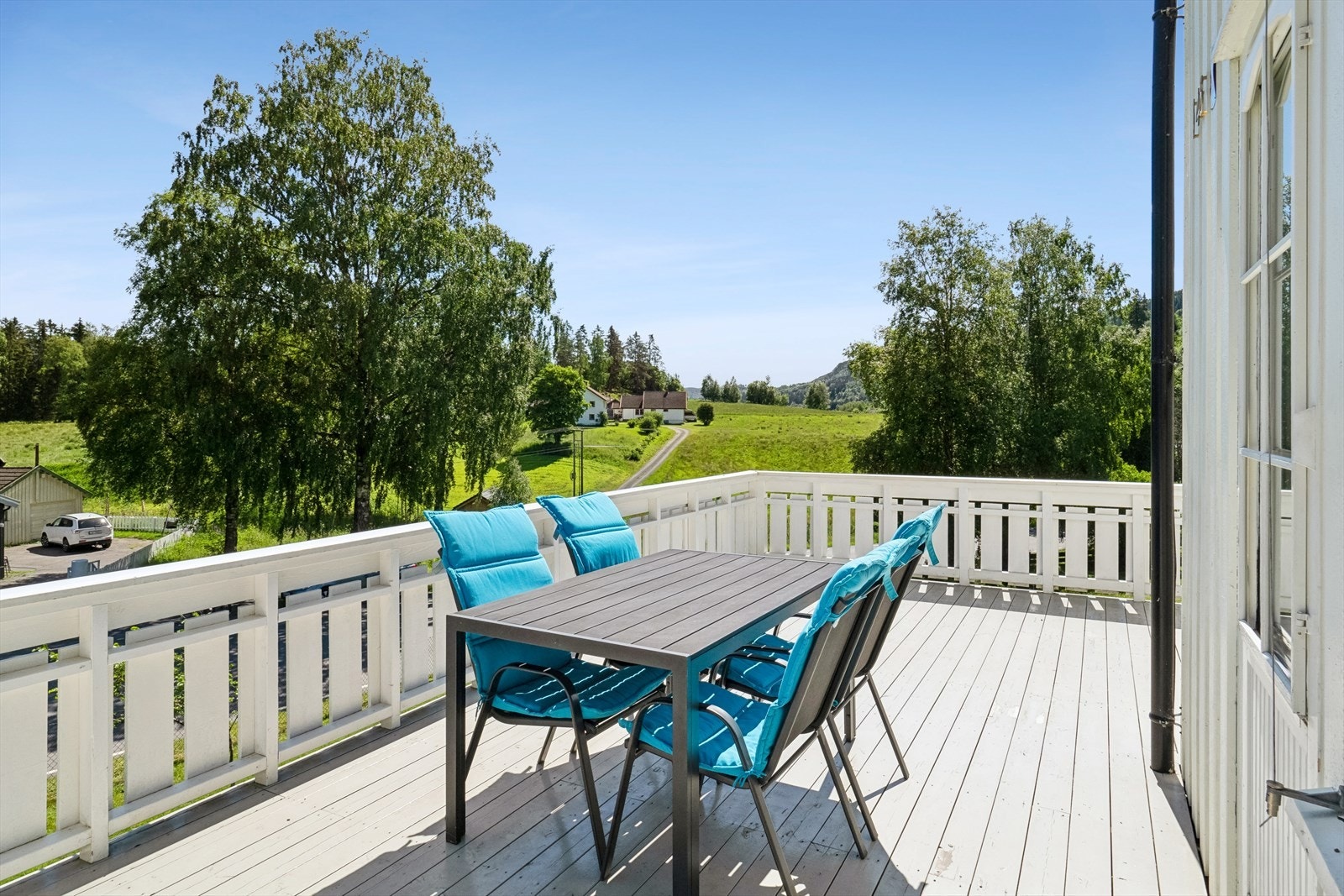 Stor og solrik balkong med adkomst fra stuen. Galleribilde