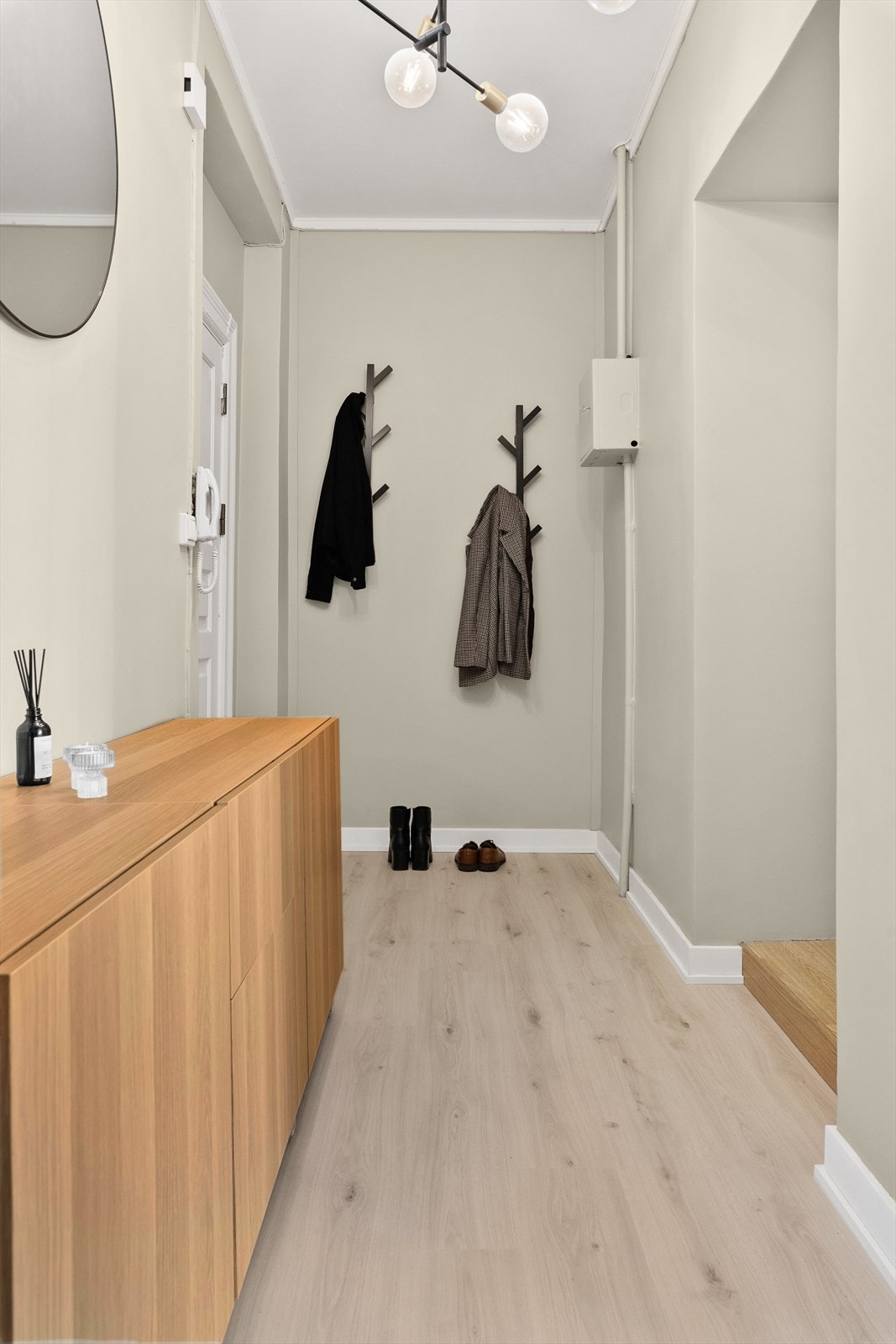Romslig gang med god plass til å henge fra seg yttertøy og sette fra seg sko. Her er det også plass til en stor skjenk som er perfekt til oppbevaring. Galleribilde