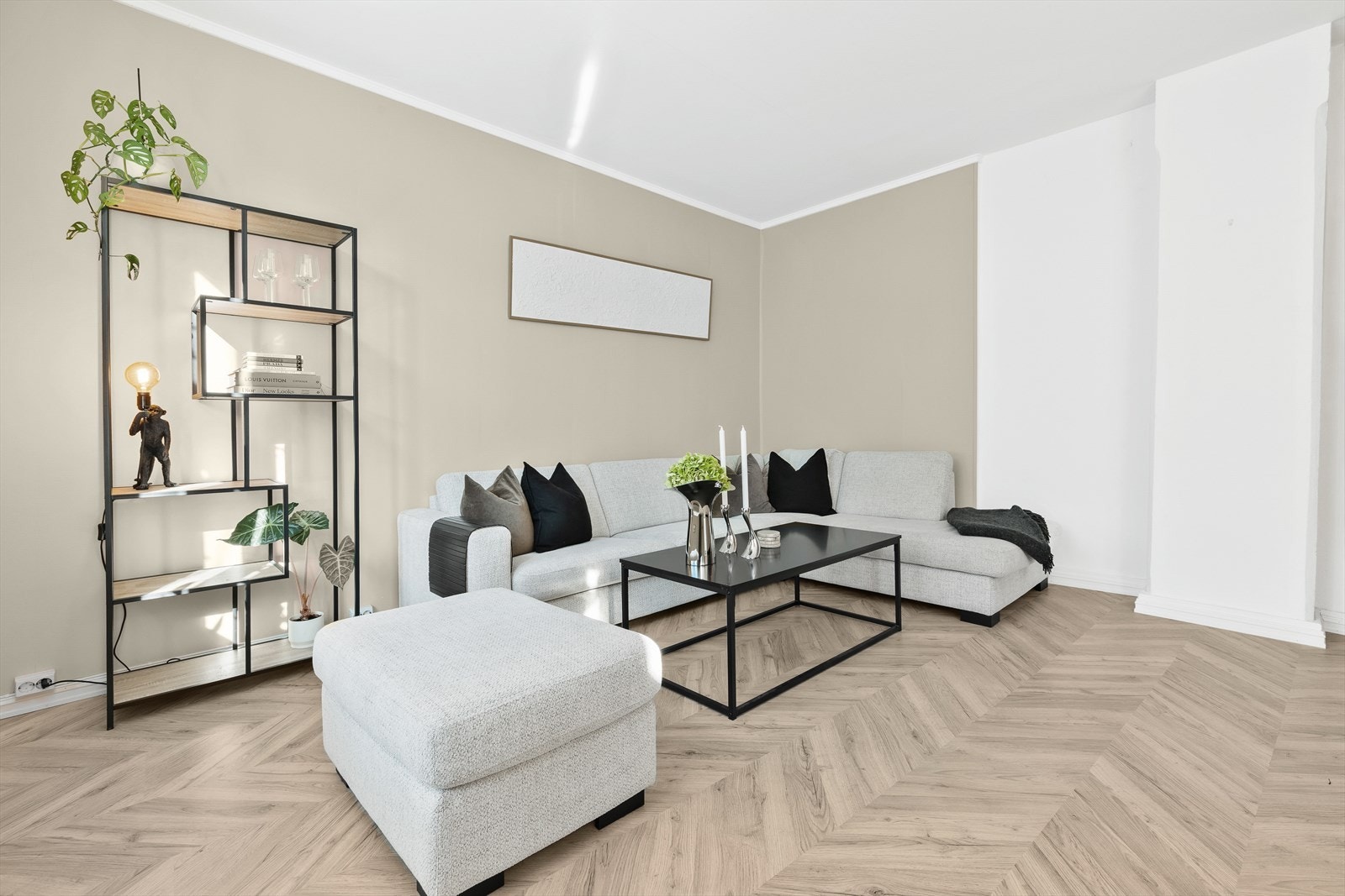 I stuen har du flere innredningsmuligheter. Her kan du f.eks ha en mindre sofa og stort spisebord eller gå for dagens løsning. Galleribilde