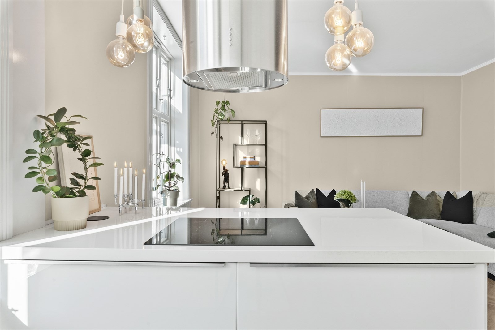 Leiligheten ble modernisert i 2023 med nytt gulv, maling og vinduer. Galleribilde