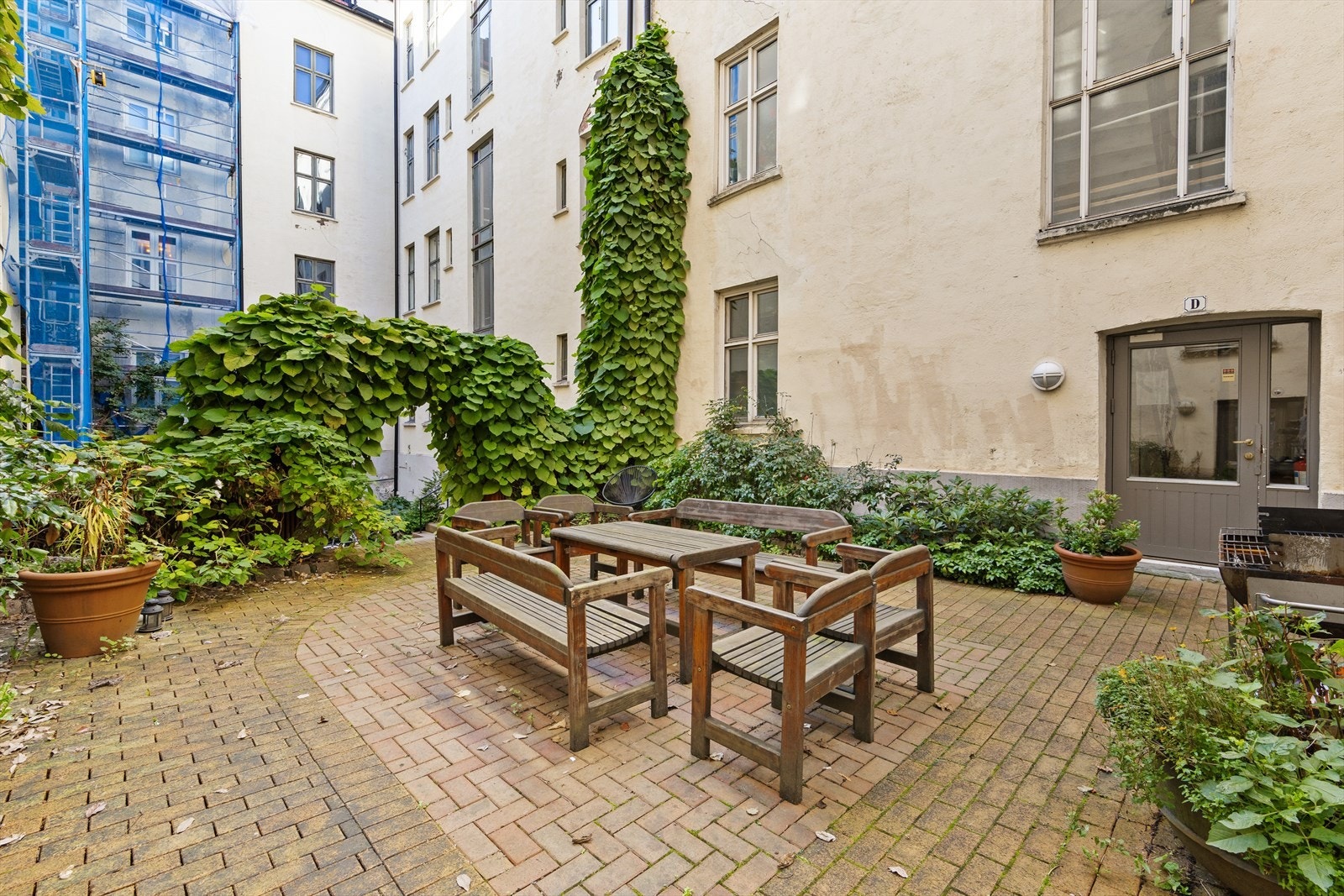 Hyggelig og frodig bakgård som er perfekt til sosiale samlinger med venner eller familie. Galleribilde
