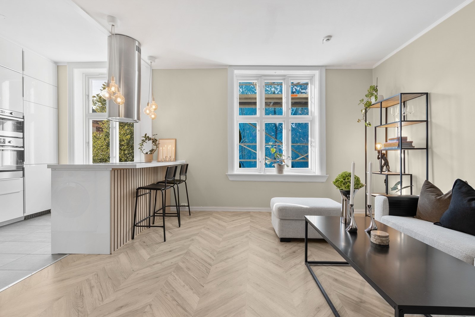 Stor stue malt i en moderne farge med mange innredningsmuligheter. Galleribilde