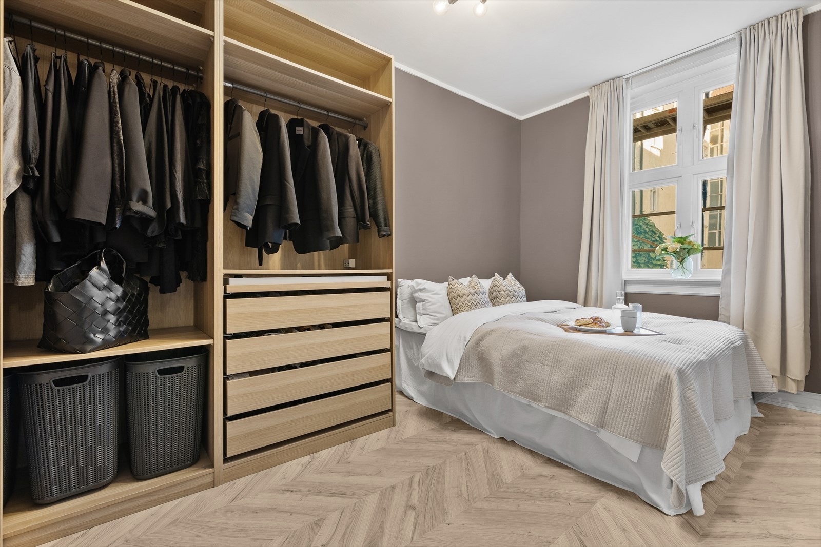 Stort soverom med god plass til dobbeltseng, nattbord og stort garderobeskap. Galleribilde