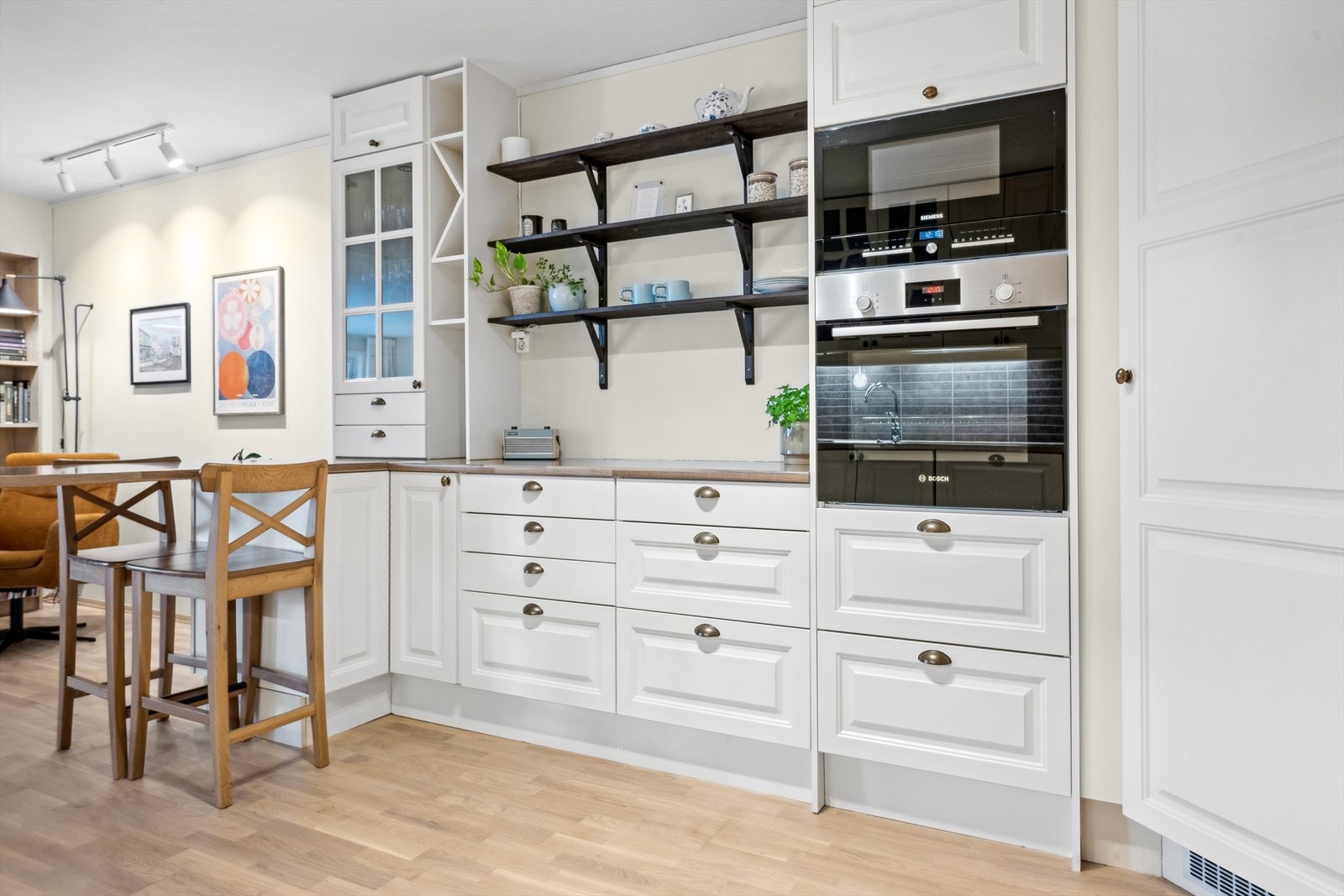 Kjøkkenet har integrerte hvitevarer som oppvaskmaskin, kjølehjørne, stekeovn, mikro og koketopp Galleribilde