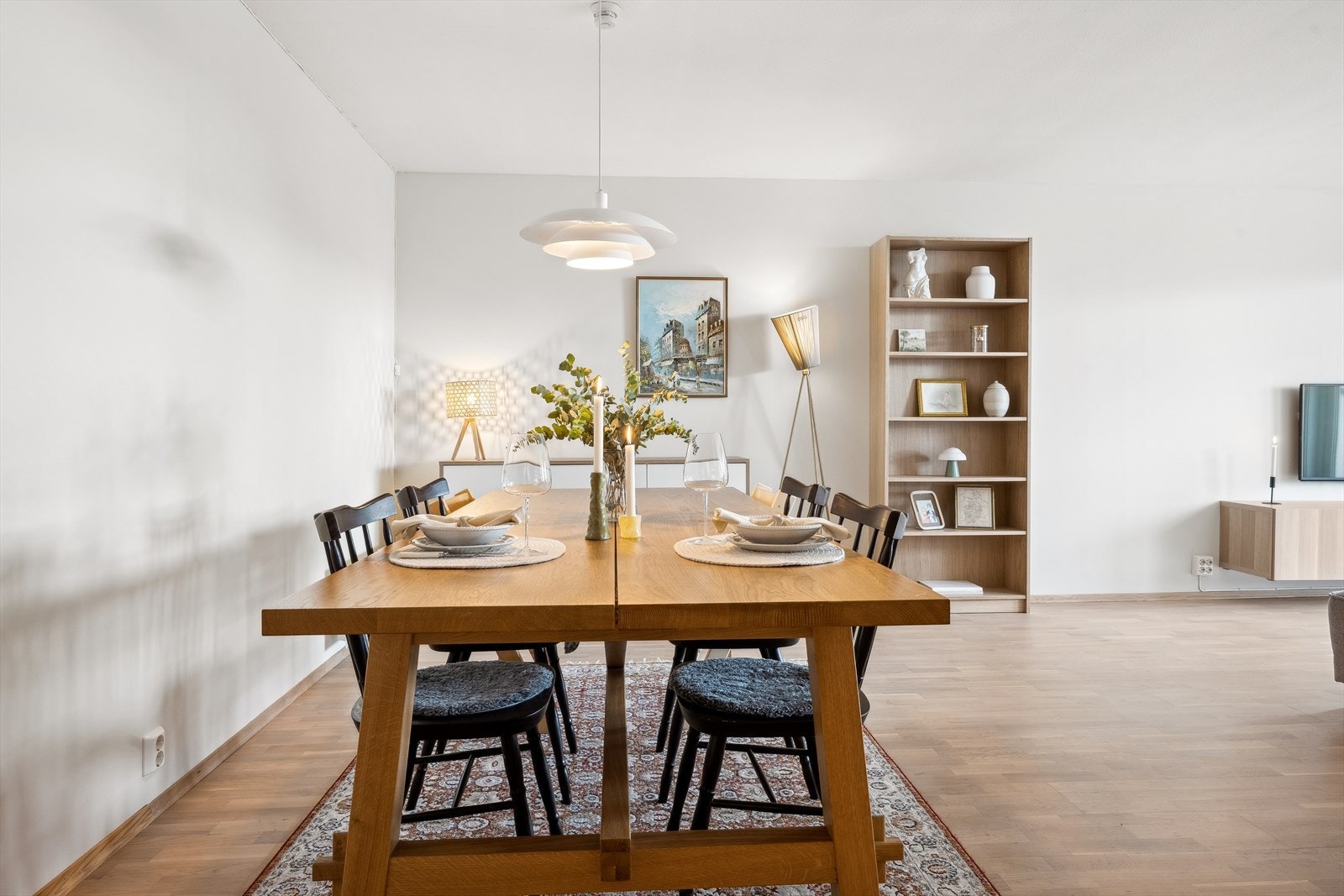 Stuen er svært romslig og derfor enkel å møblere. Galleribilde