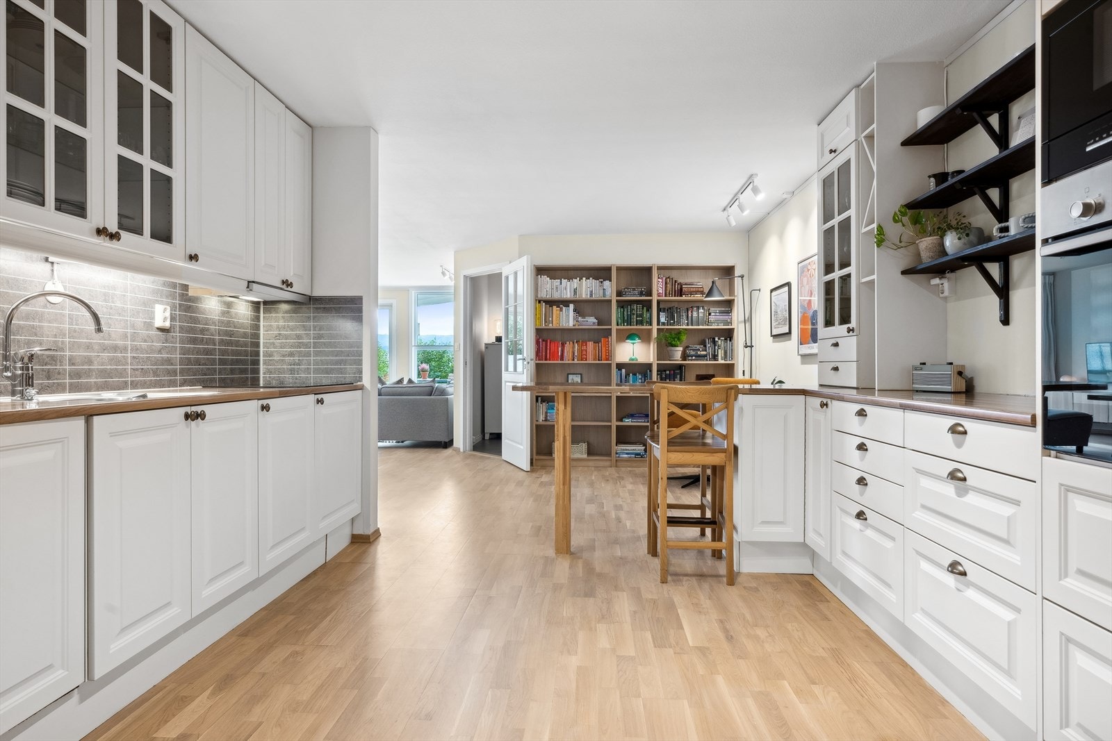 Meget godt utbygget kjøkkeninnredning med profilerte fronter, dels med glass, og laminerte benkeplater Galleribilde