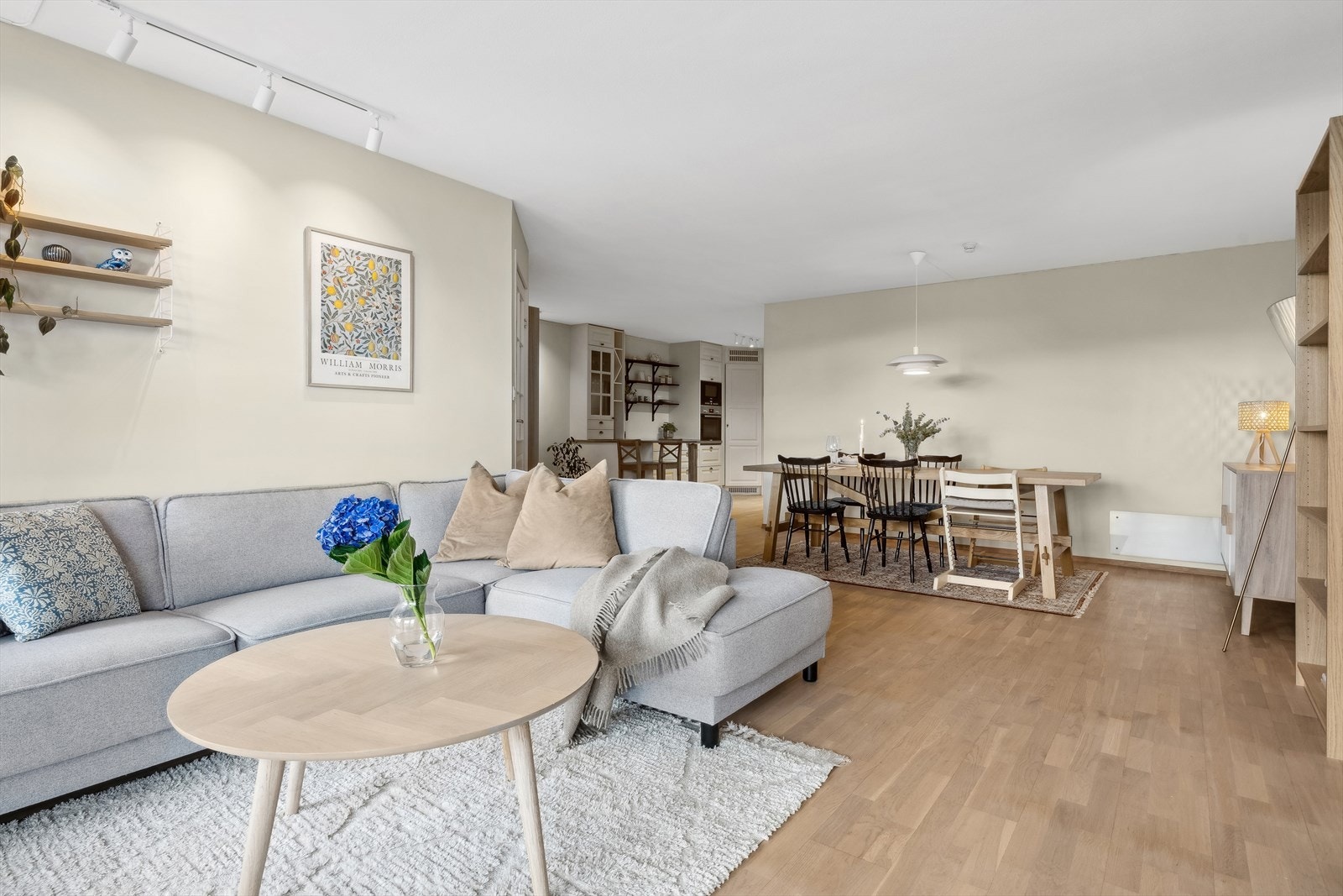 Her er det god plass til sofagruppe, TV-møblement, spisestue, og øvrig ønsket møblement Galleribilde