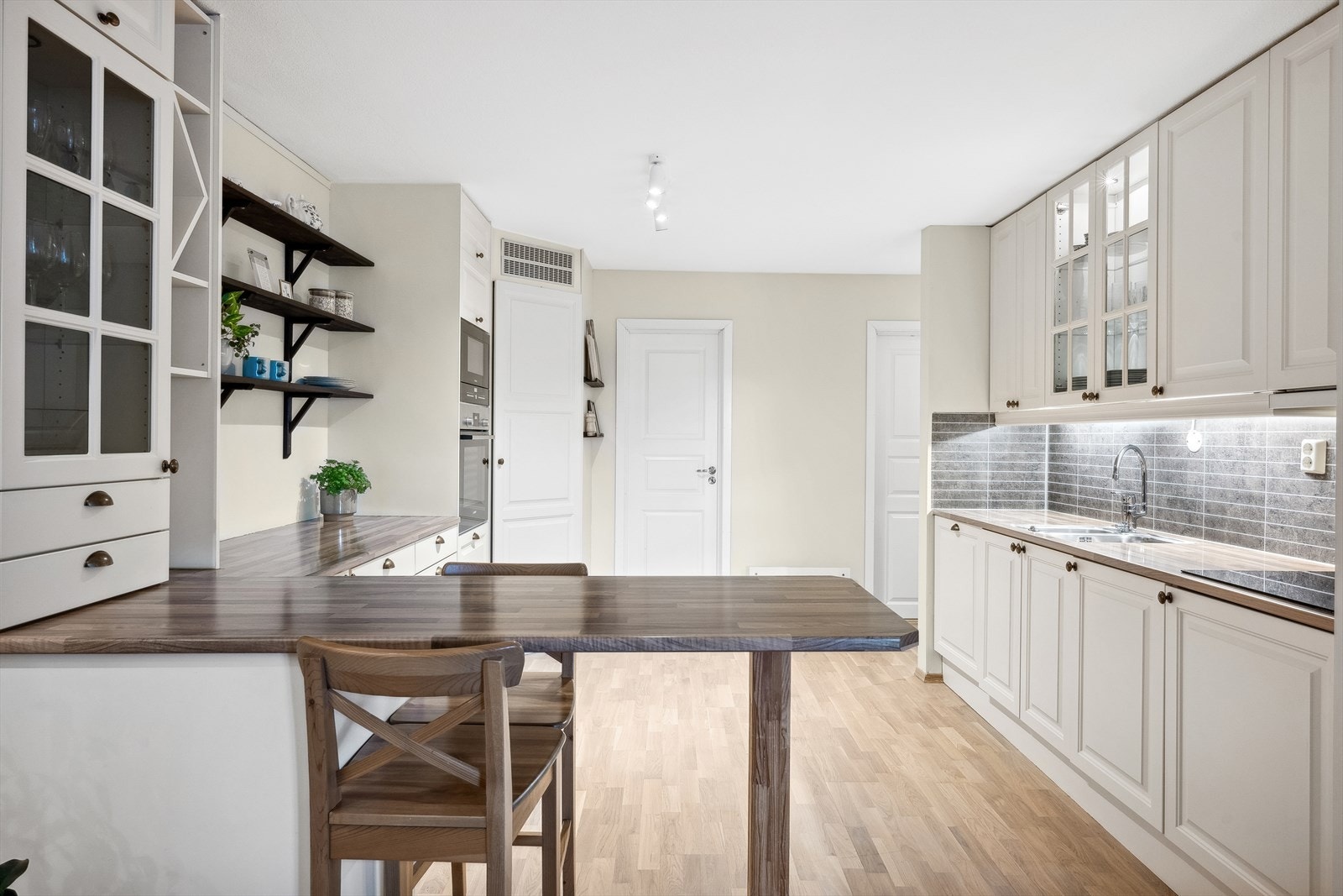 Kjøkken med spiseplasser ved kjøkkenhalvøy Galleribilde