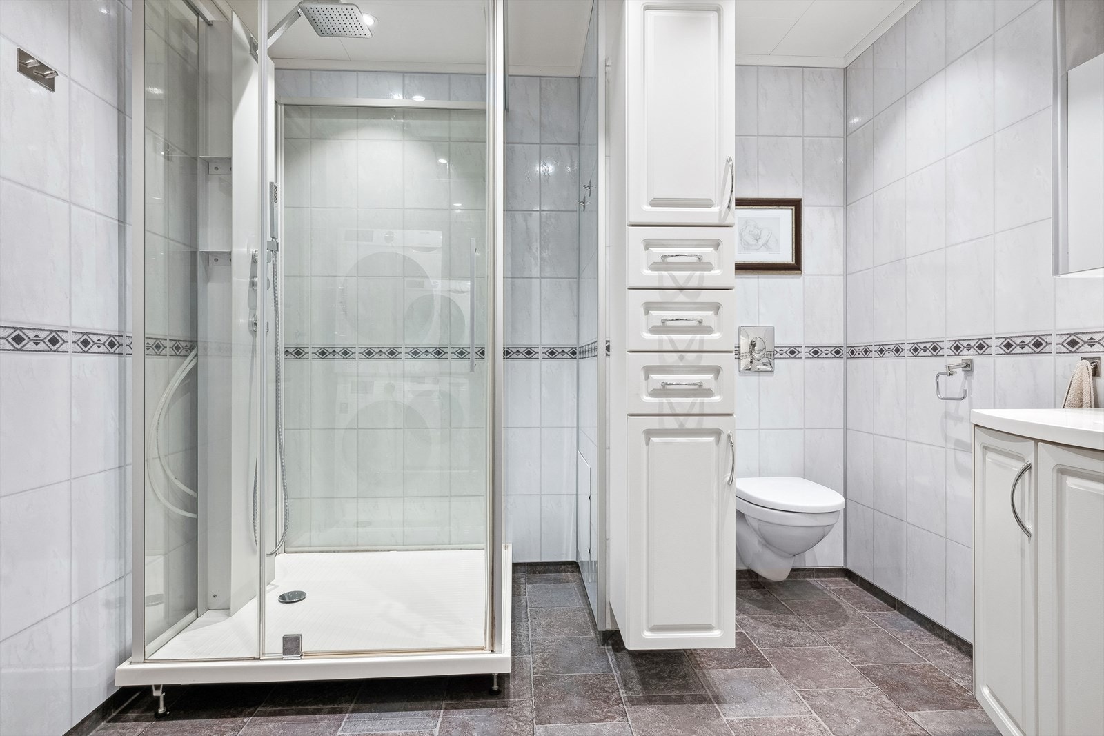 Videre er det dusjkabinett, høyskap, samt vegghengt wc Galleribilde