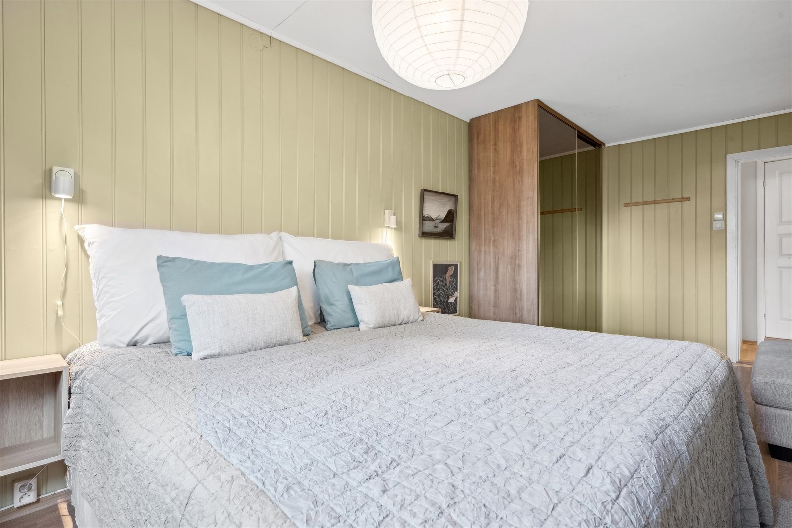 Hovedsoverom med god plass til dobbeltseng og tilhørende nattbord, samt garderobeskap Galleribilde