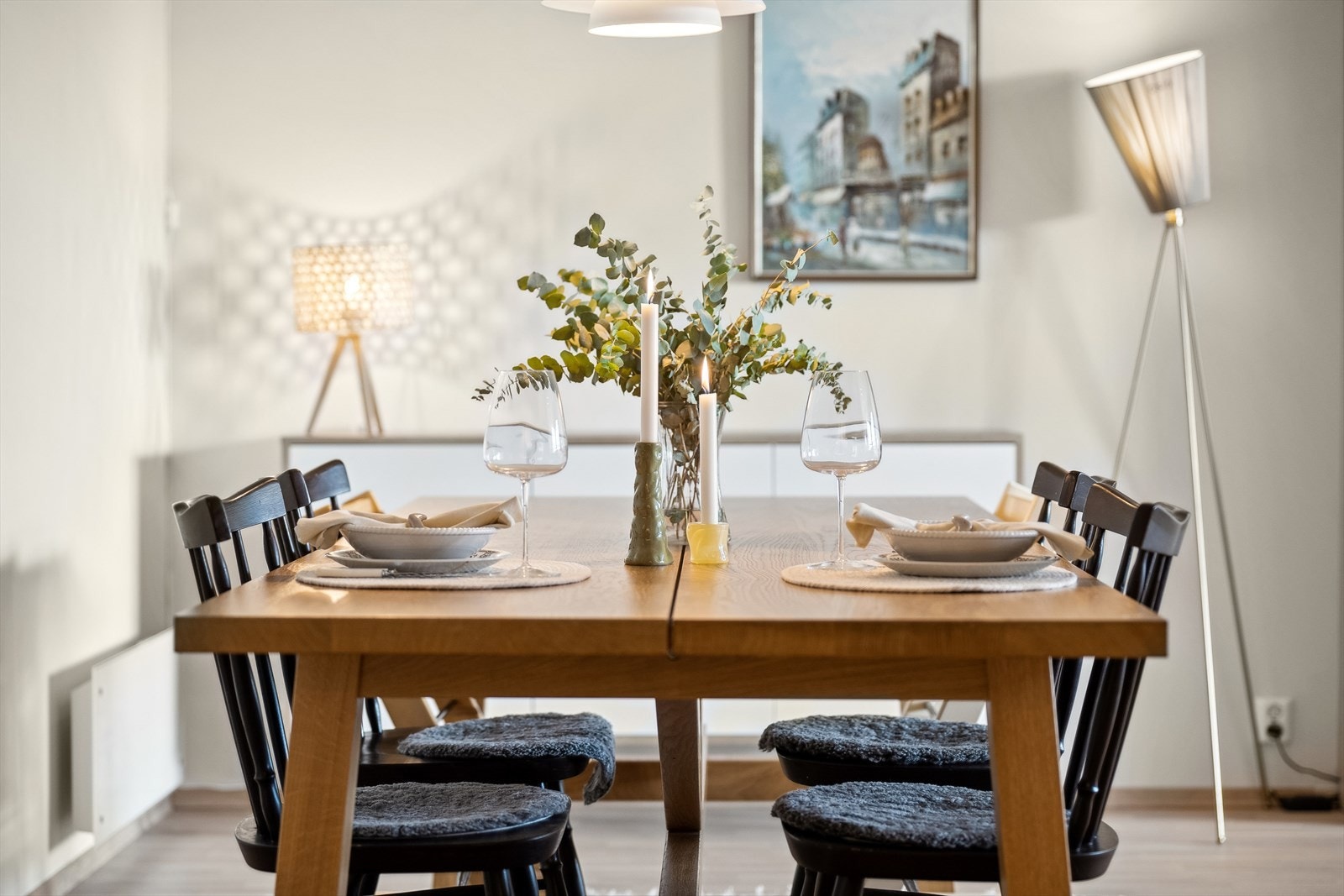 God plass til romslig spisebord og hele storfamilien Galleribilde