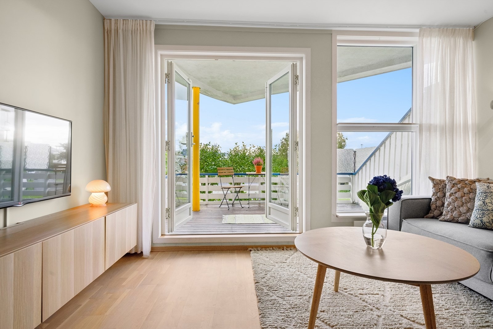 Fra stuen er det utgang til terrasse Galleribilde