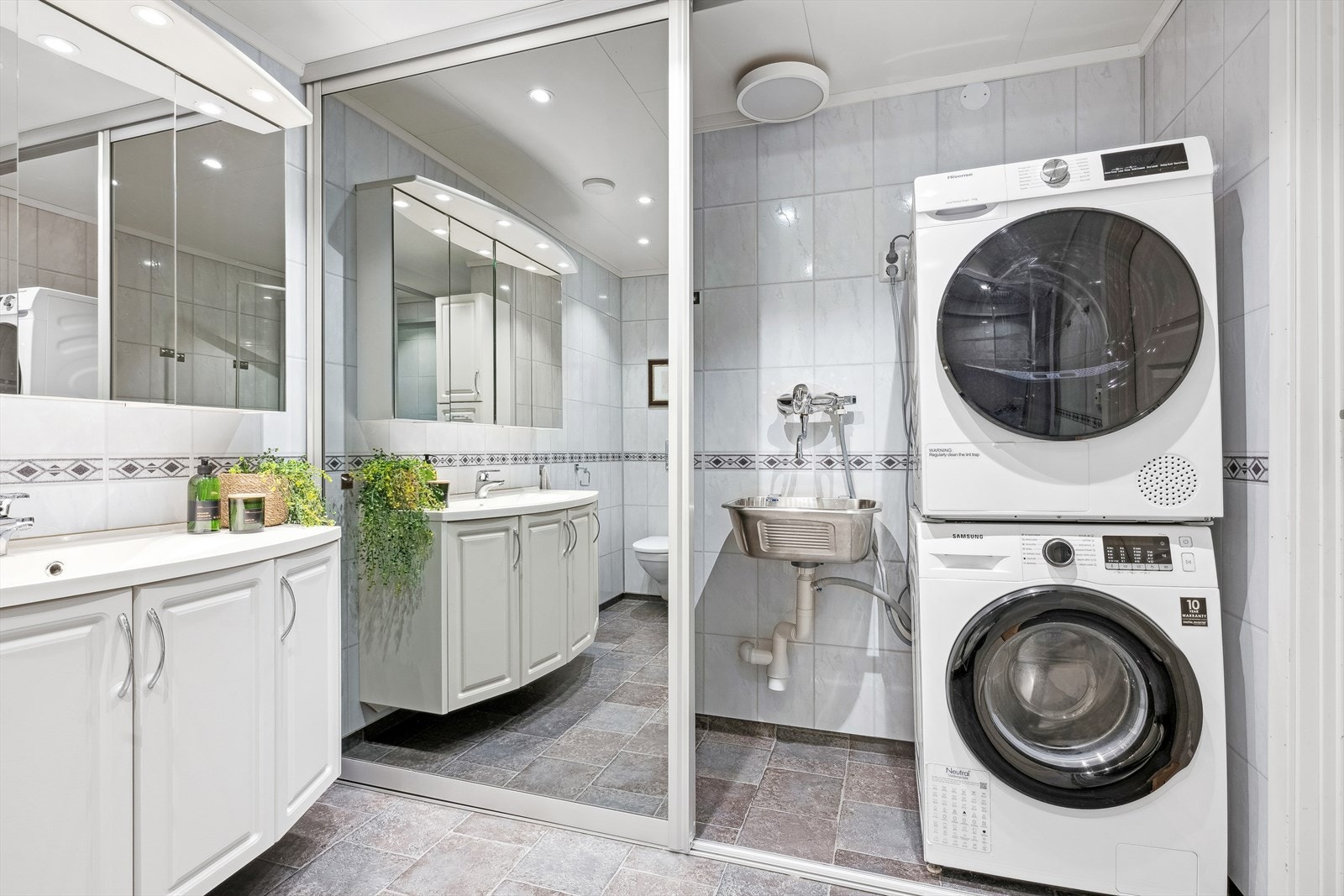 Badet har egen "vaskeromsavdeling" som rommer skyllekum, opplegg for vaskemaskin og plass til tørketrommel i søyle Galleribilde