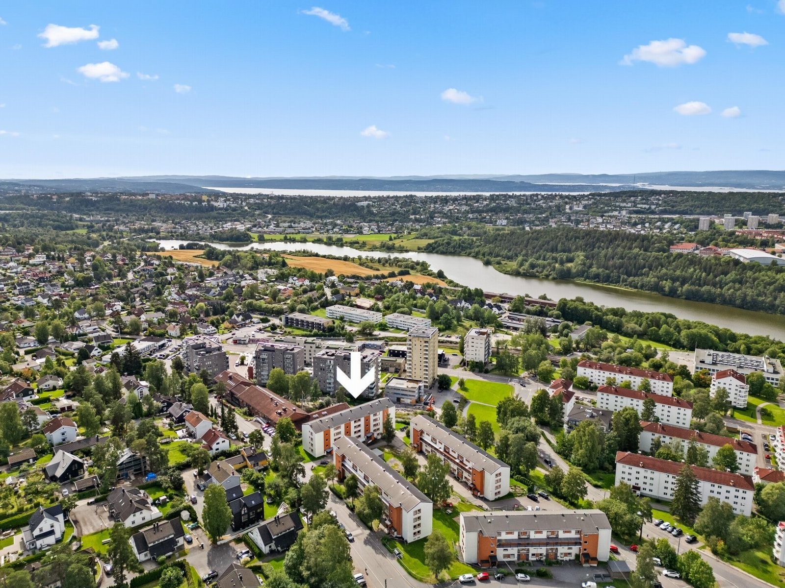 Boligen har en svært sentral beliggenhet på Oppsal. Galleribilde