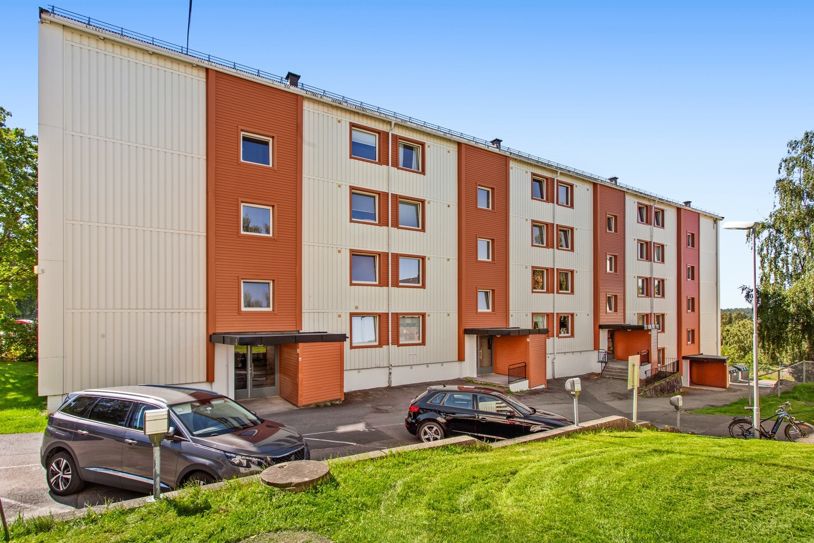 Borettslaget har en meget god vedlikeholdshistorikk. Vetlandsveien borettslag har i overkant av 180 parkeringsplasser som leies ut til beboerne. Disse fordeles etter ventelister med ansiennitet fra dato man satte seg på venteliste. Galleribilde