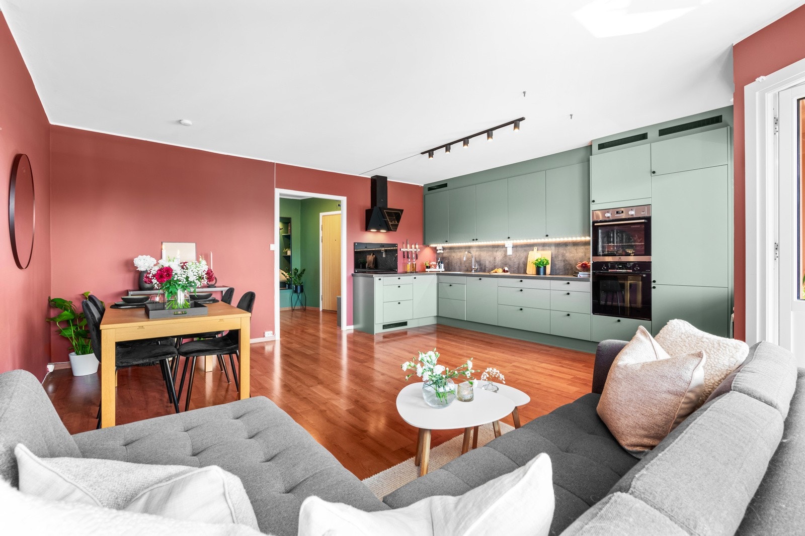 Den åpne løsningen mellom stue og kjøkken gir en herlig romfølelse. God plass til spisebord. Galleribilde