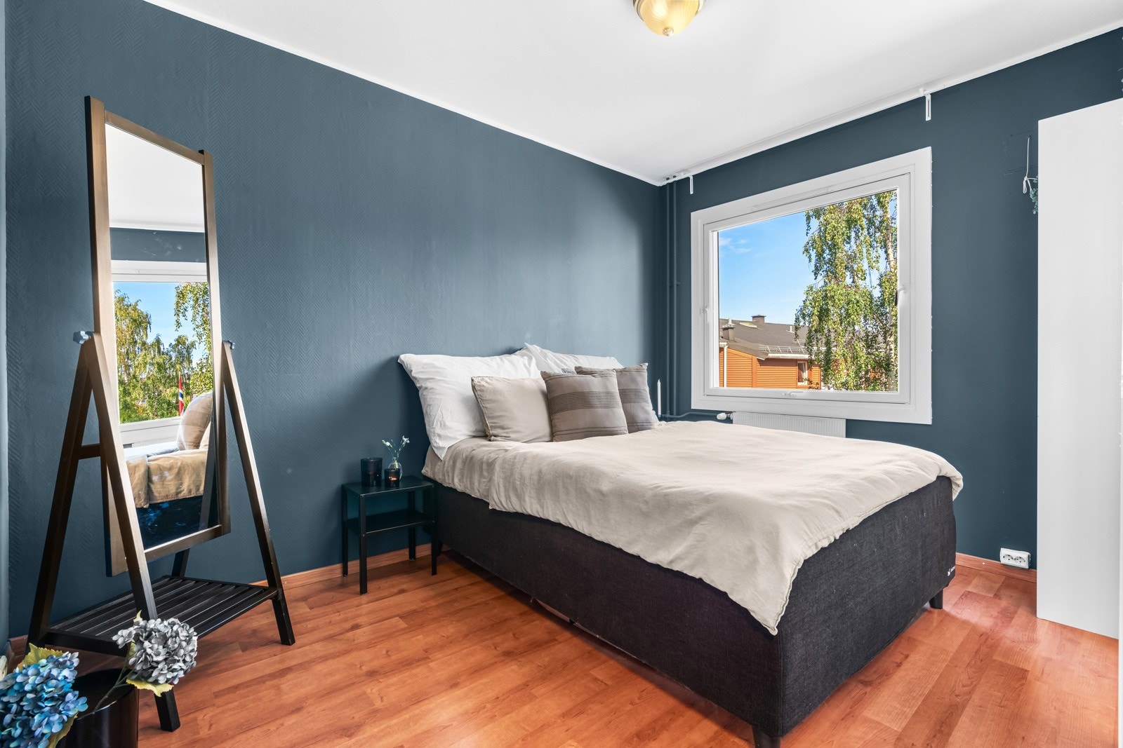 Romslig soverom med god plass til dobbeltseng. Galleribilde