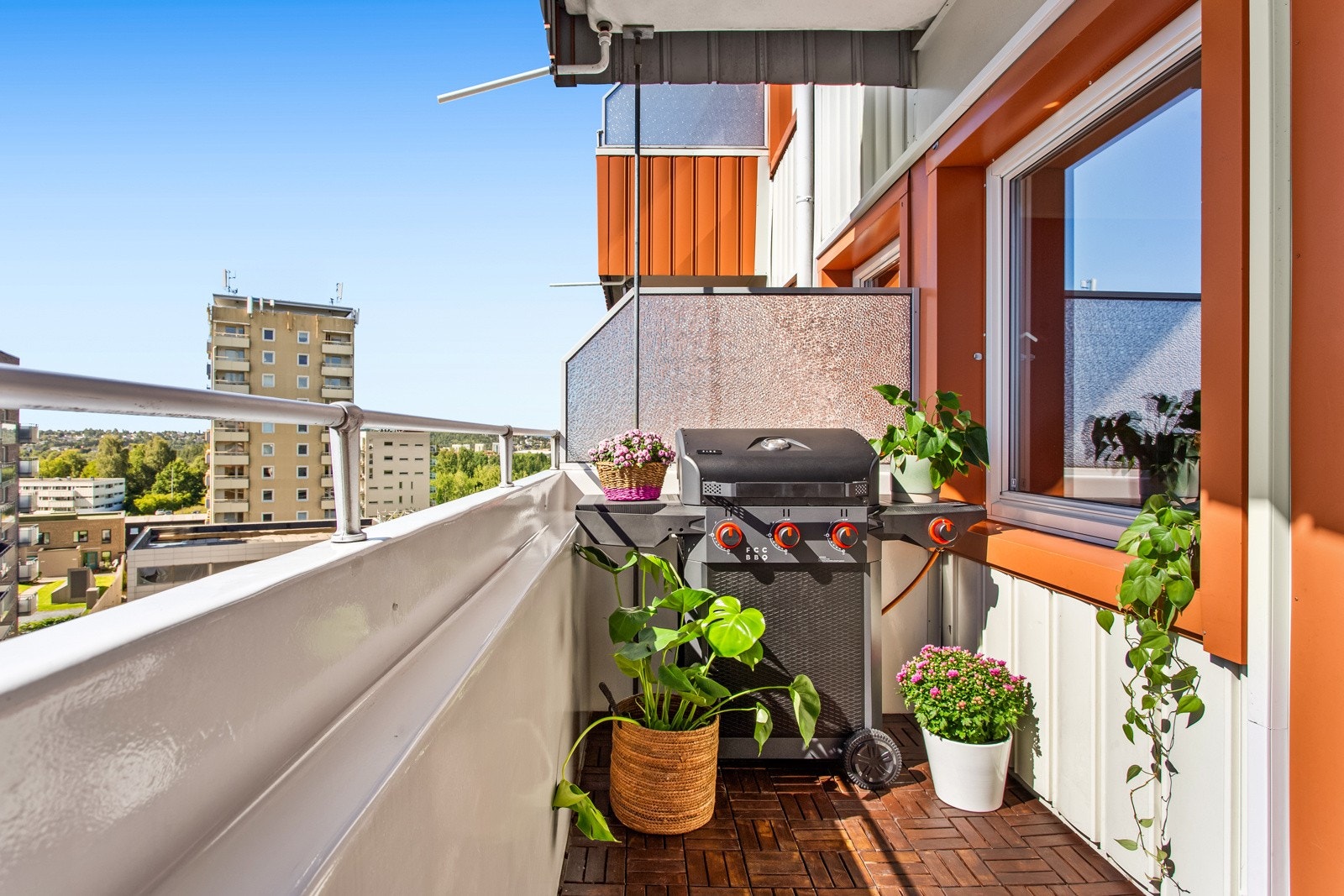 Høyt og fritt. Meget sentral beliggenhet, kun 3-4 min. gange til T-bane og kjøpesenter. Galleribilde