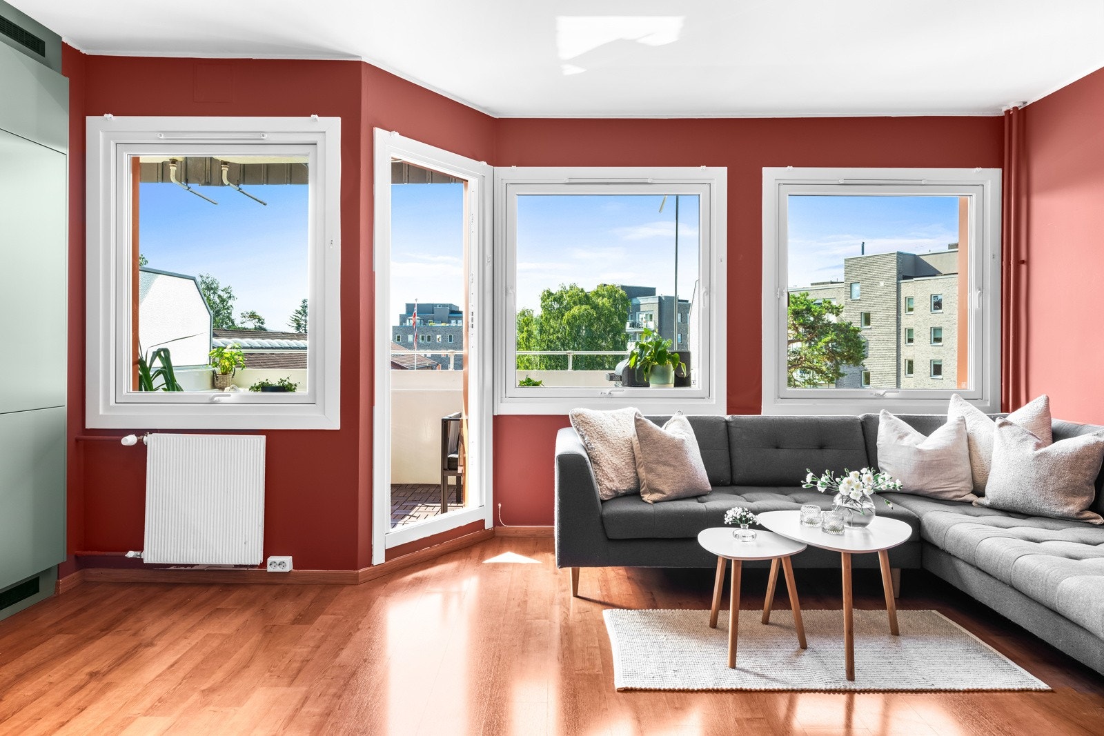 Stuen har svært gode lysforhold. De store vindusflatene gir den luftige beliggenheten spillerom. Galleribilde