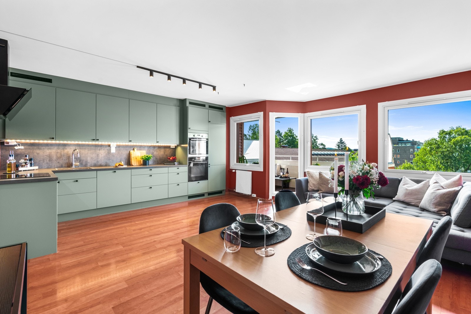 Pen 2-roms med sydvestvendt balkong og fin utsikt. Stilrent kjøkken fra 2022, lekkert bad fra 2019 og v.vann/fyring inkl. Galleribilde