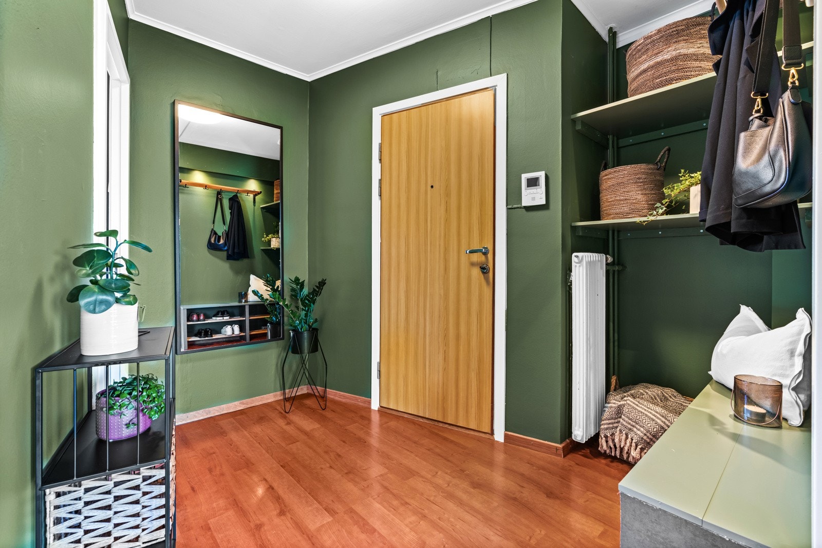 Romslig entre/gang med nisje for oppbevaring. Galleribilde