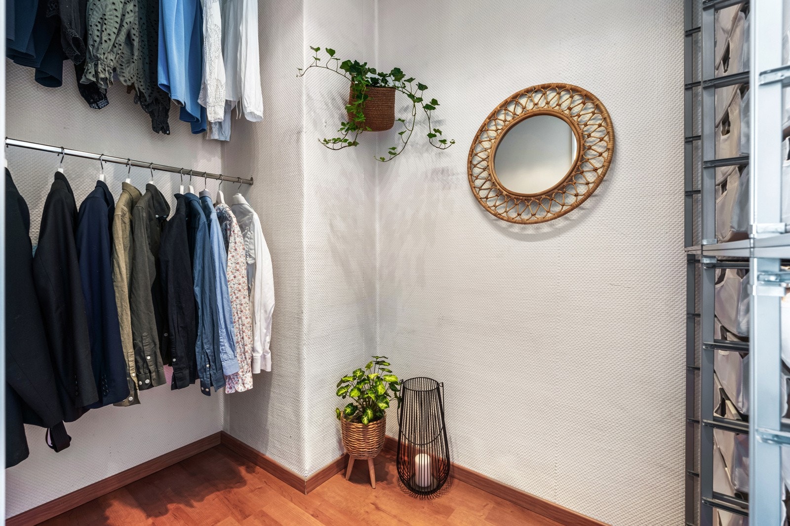 Walk-in-closet/bod med adkomst fra soverommet. Galleribilde