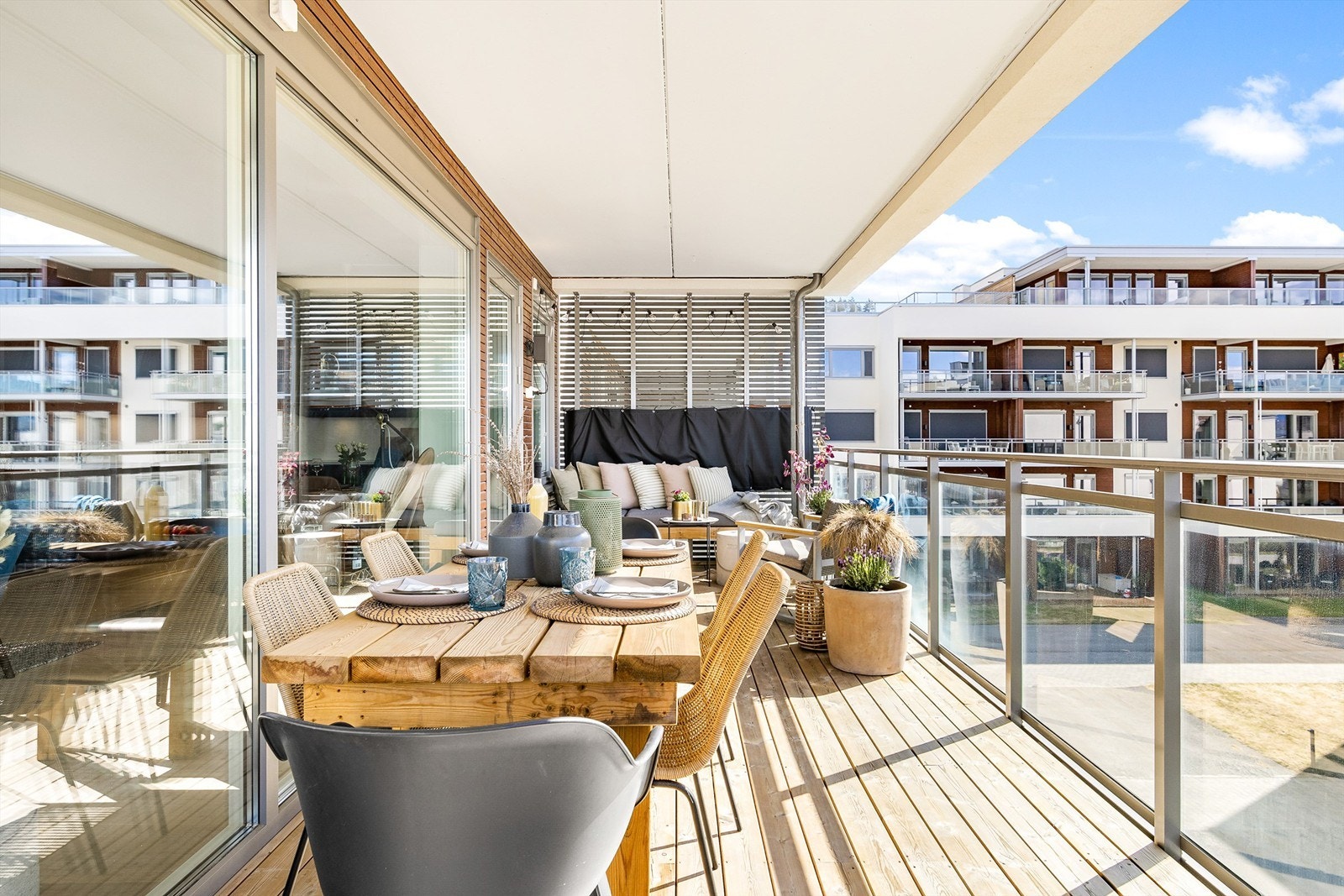 Overbygget sydvestvendt balkong på ca. 25 kvm Galleribilde