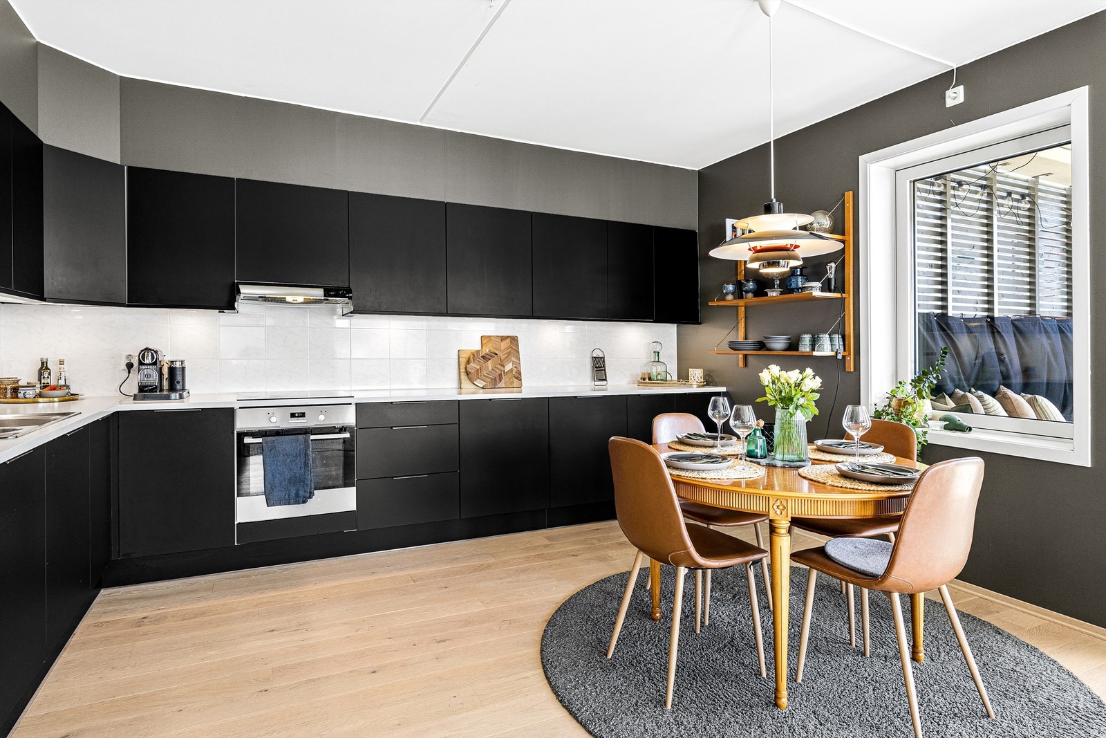 Pen Crown kjøkkeninnredning med helintegrerte hvitevarer Galleribilde