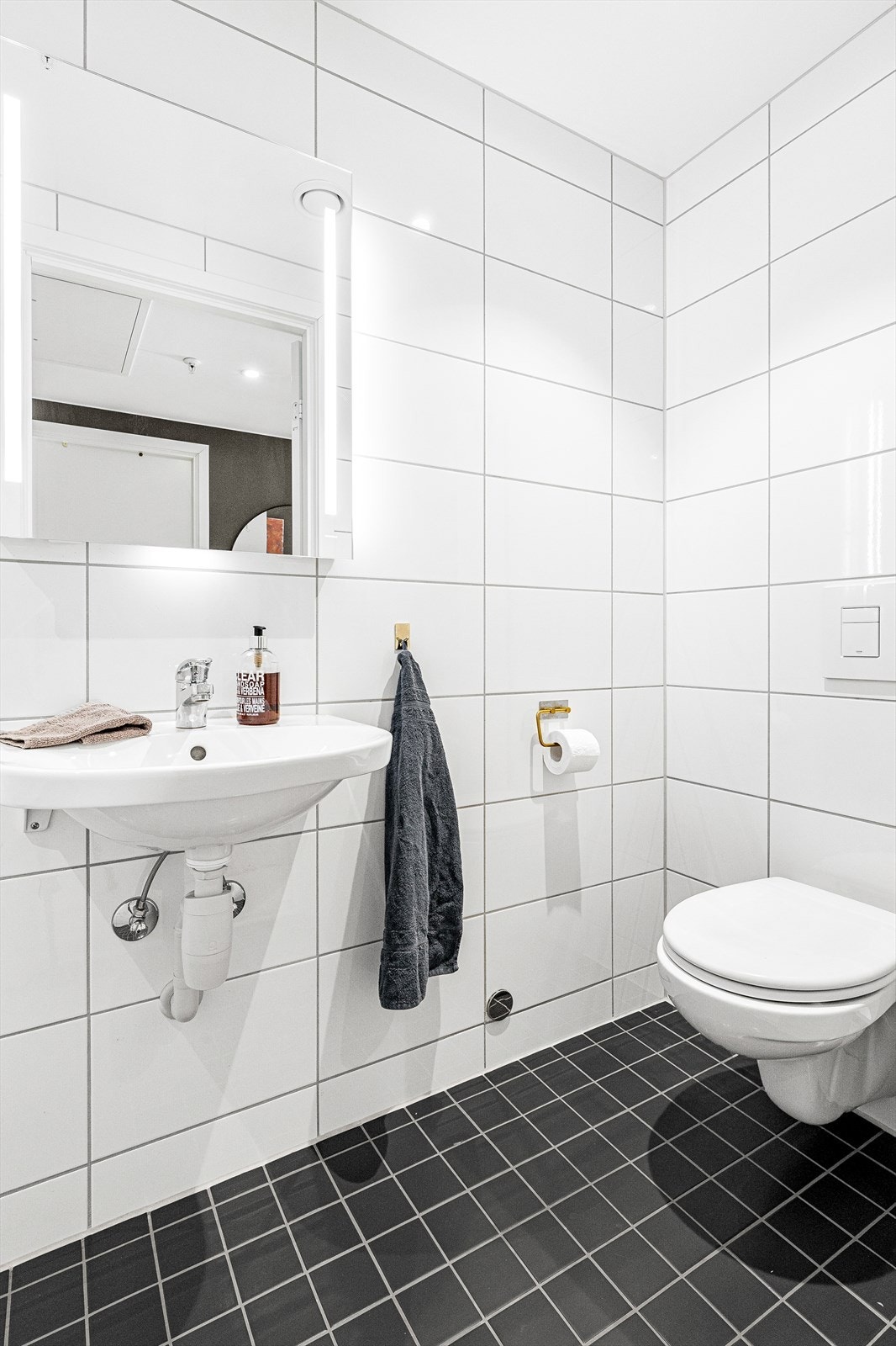 Flislagt bad 1 med downlights i tak og elektriske varmekabler i gulv Galleribilde