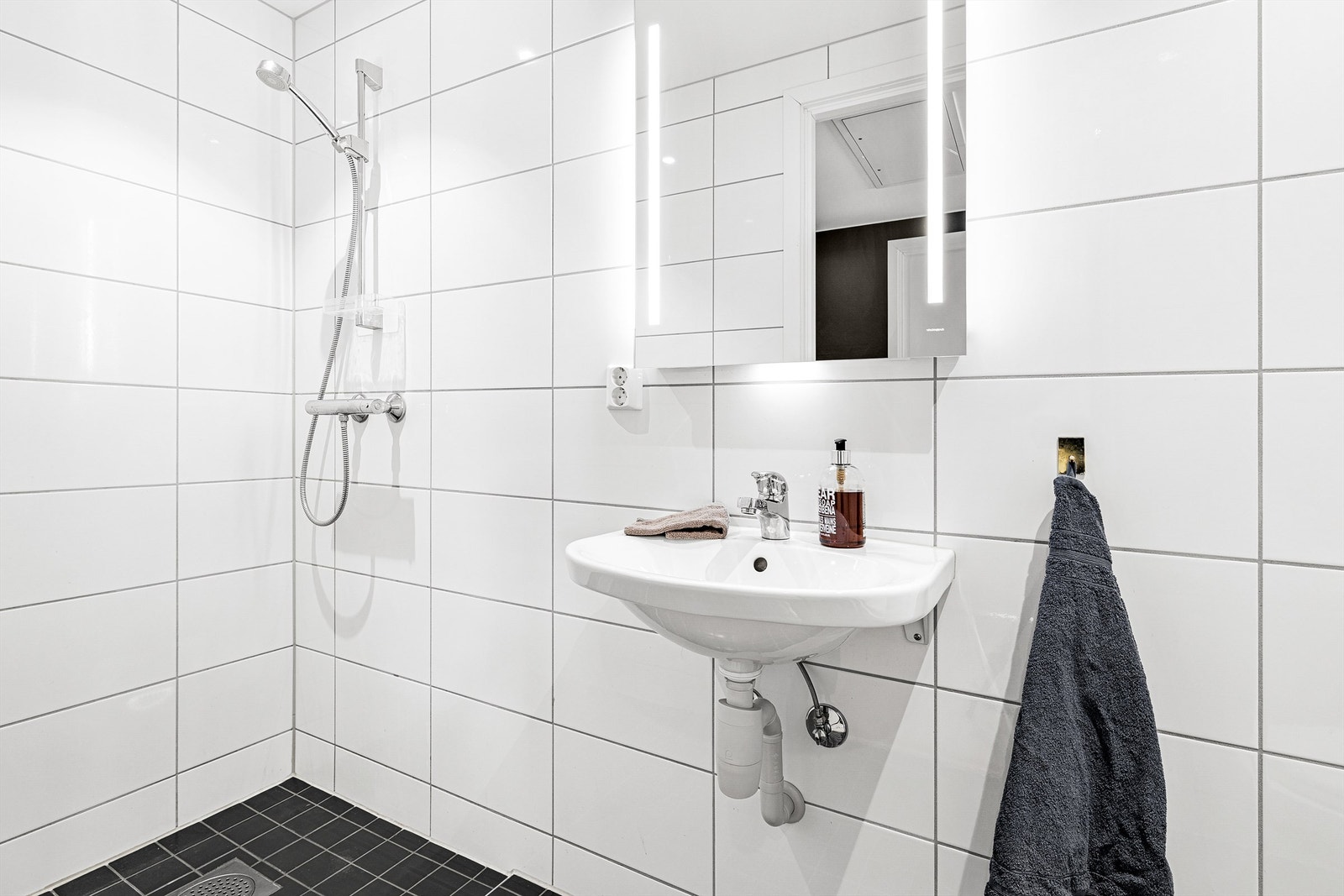 Badet har dusj i hjørne Galleribilde