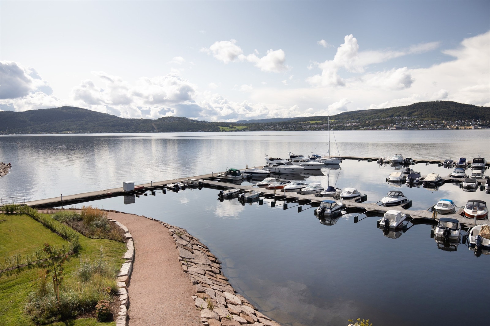 Båthavna og Drammensfjorden innen kort gangavstand fra leiligheten Galleribilde