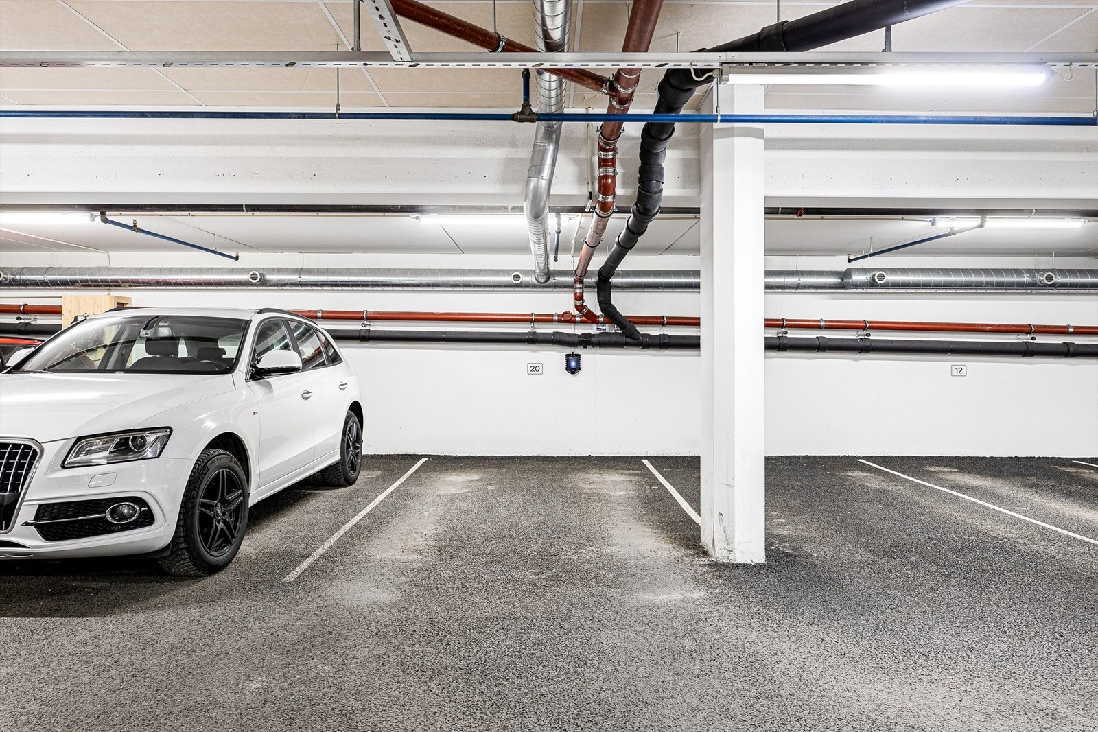 Disponibel p-plass med lader for el-bil i felles garasjeanlegg Galleribilde