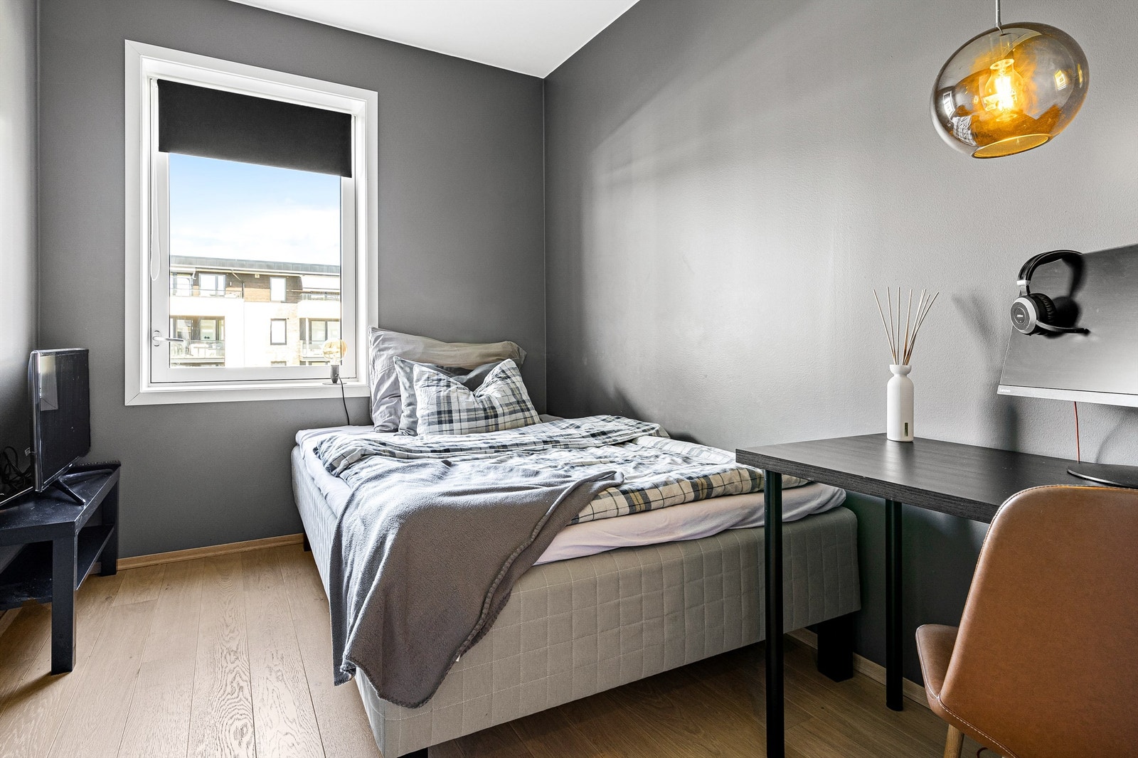 Soverom 2 med parkett på gulv, malte vegger og malt himling Galleribilde