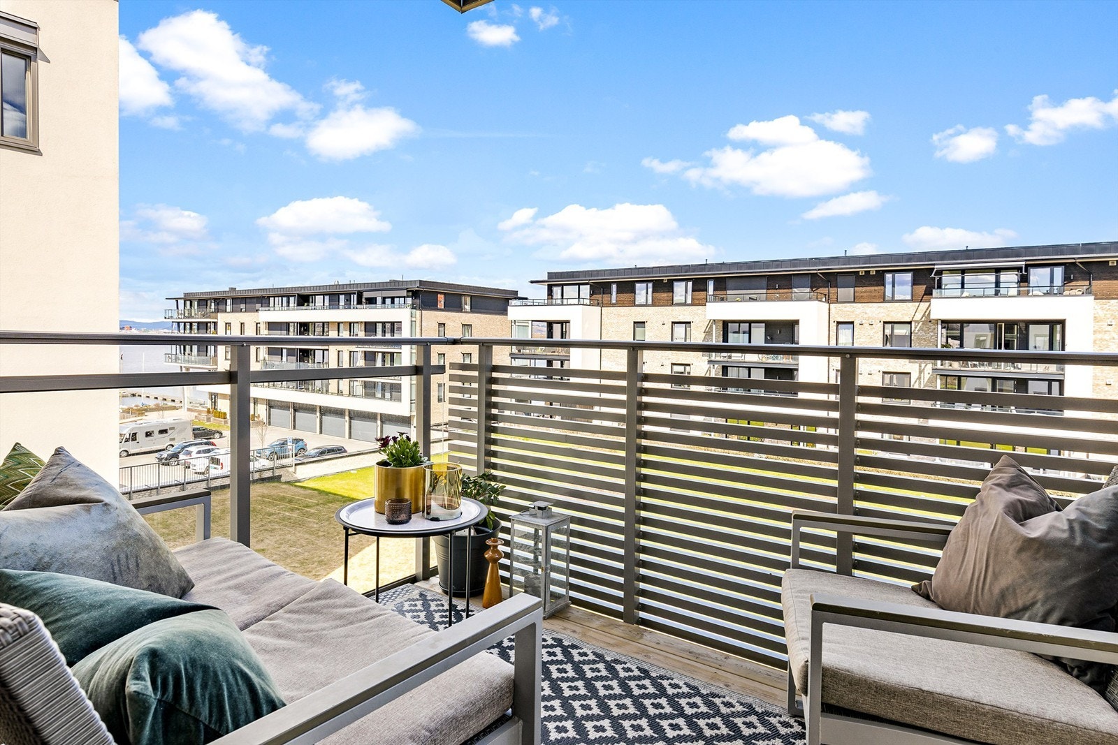 Balkong med utvendig belysning og strømuttak Galleribilde