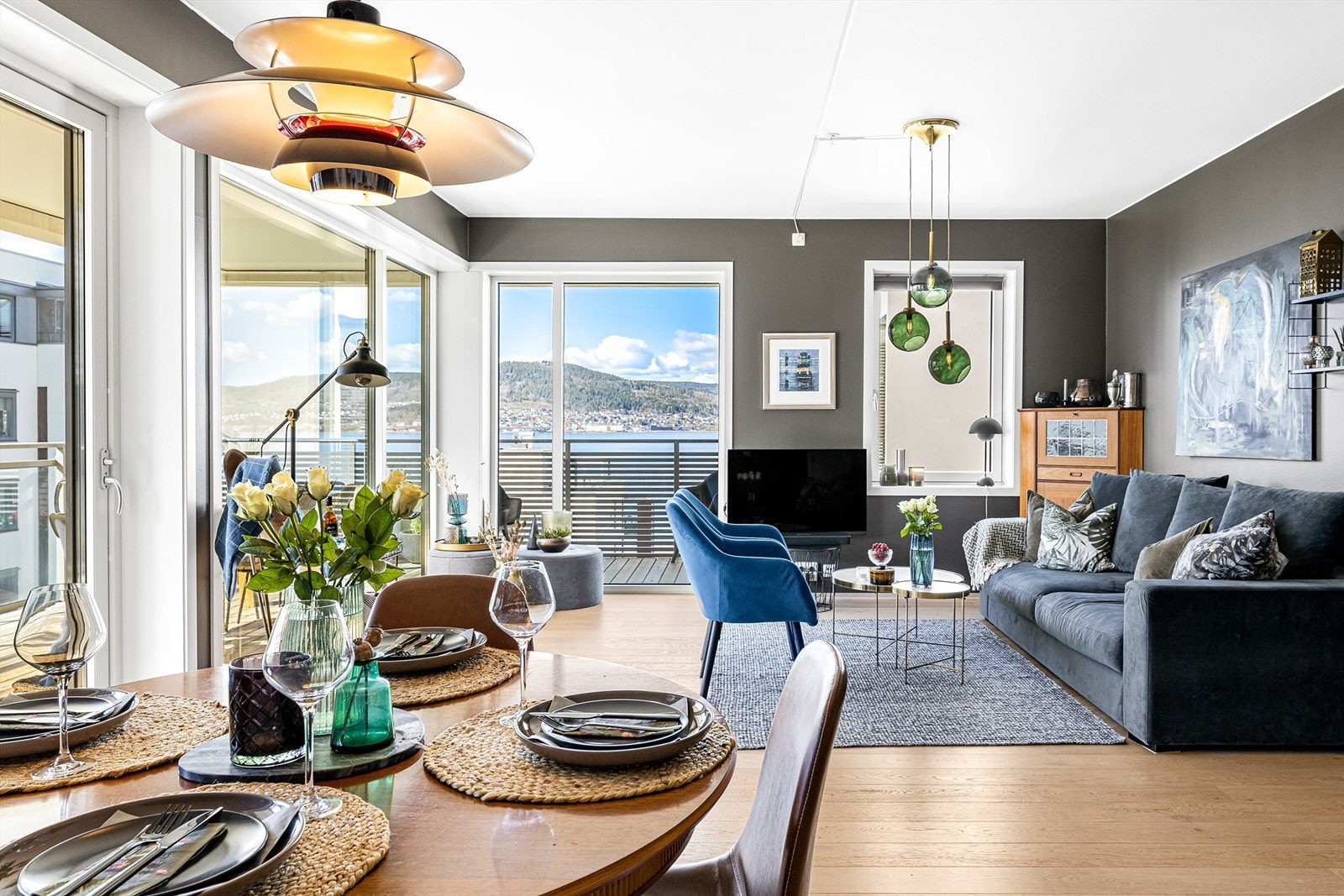 Romslig stue med fin fjordutsikt Galleribilde