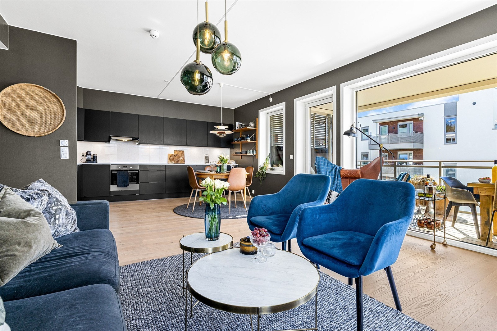 Åpen kjøkken- og stueløsning med flere store vindusflater Galleribilde