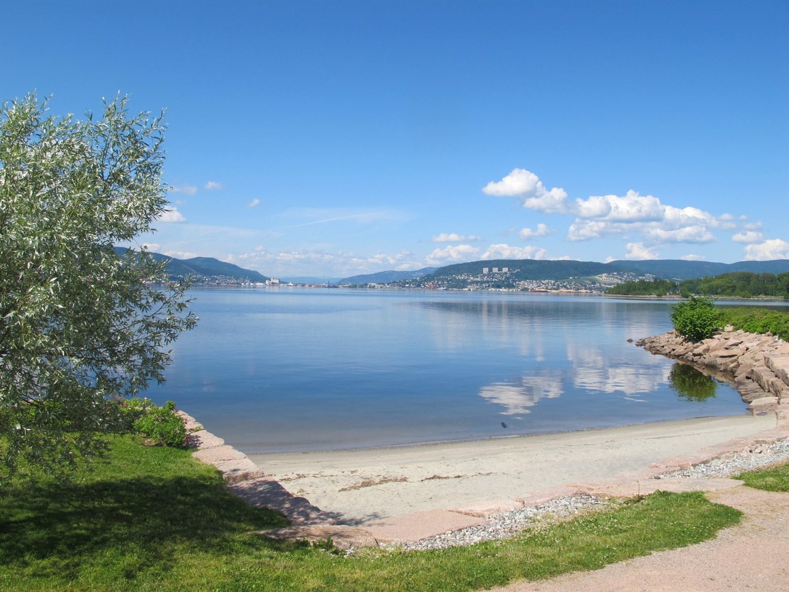 Kort gangavstand til fjorden med felles sandstrender og store grøntarealer Galleribilde