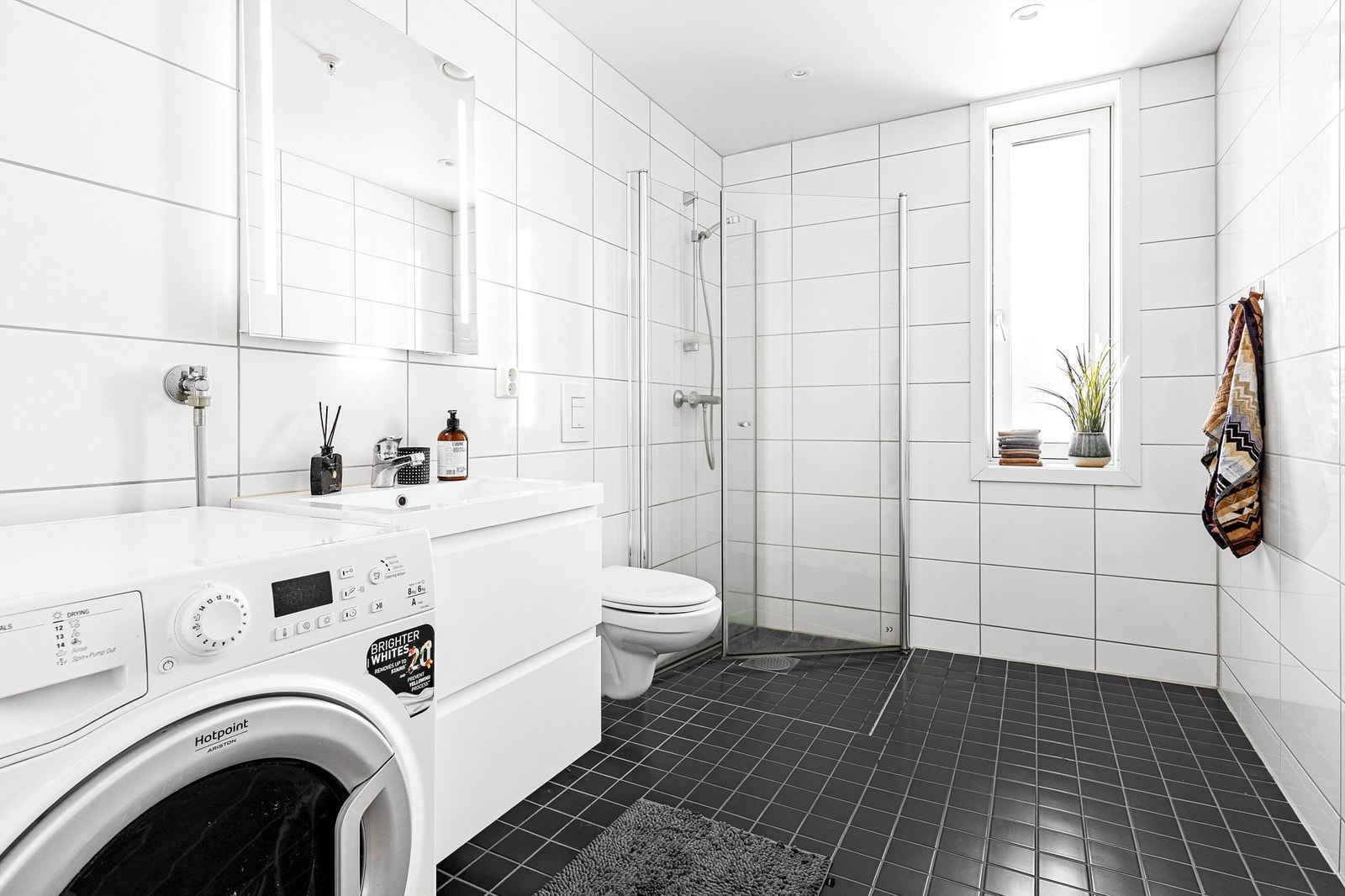 Flislagt bad 2 med dusjhjørne, downlights i tak og elektriske varmekabler i gulv Galleribilde